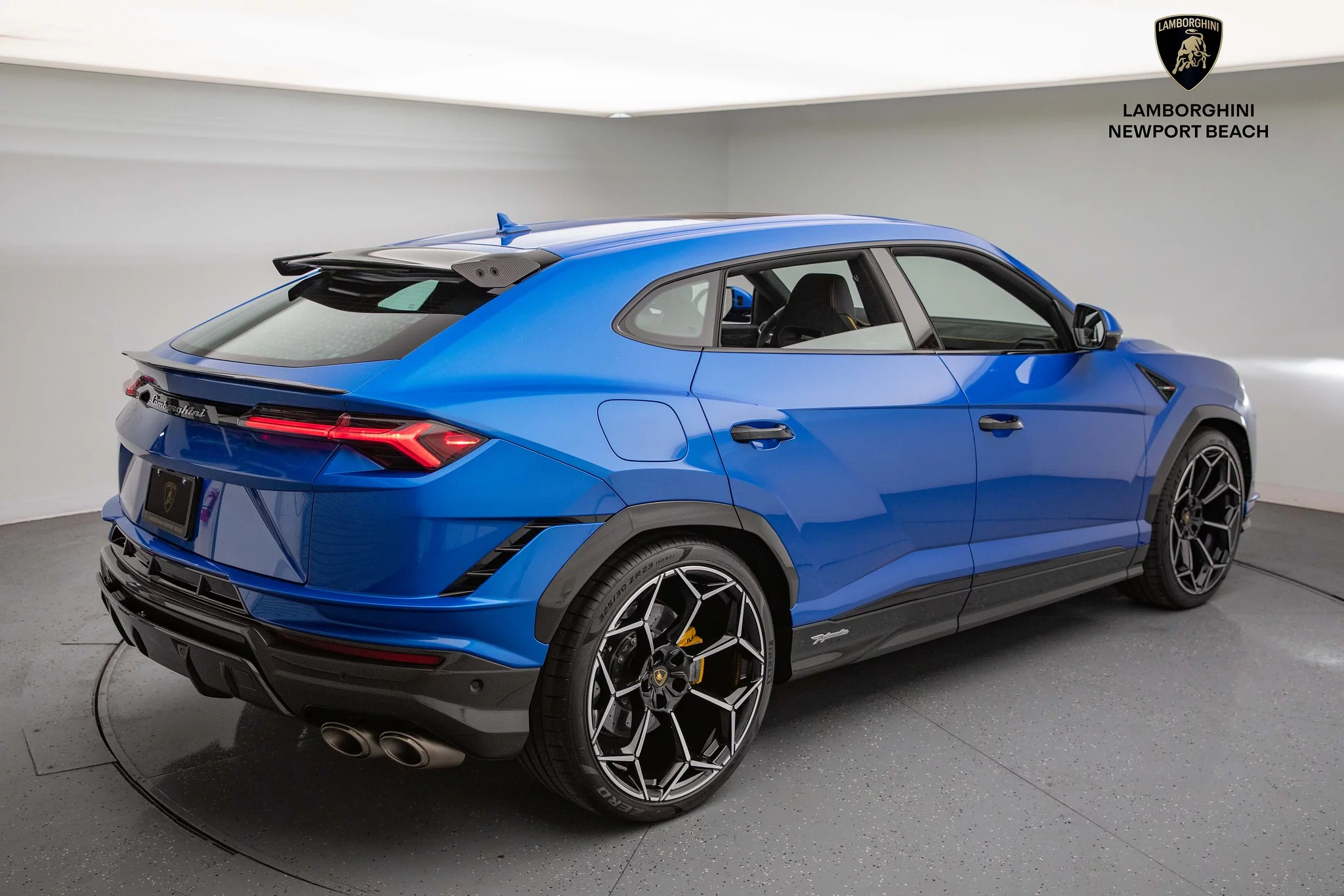 Blu Eleos Lamborghini Urus