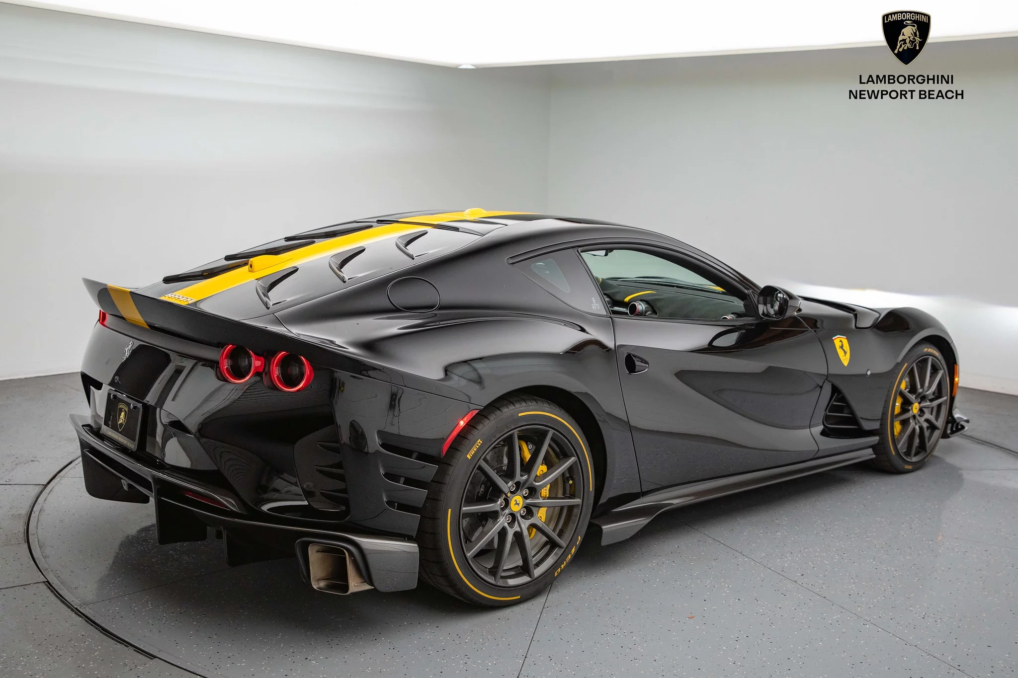 Nero DS Ferrari 812