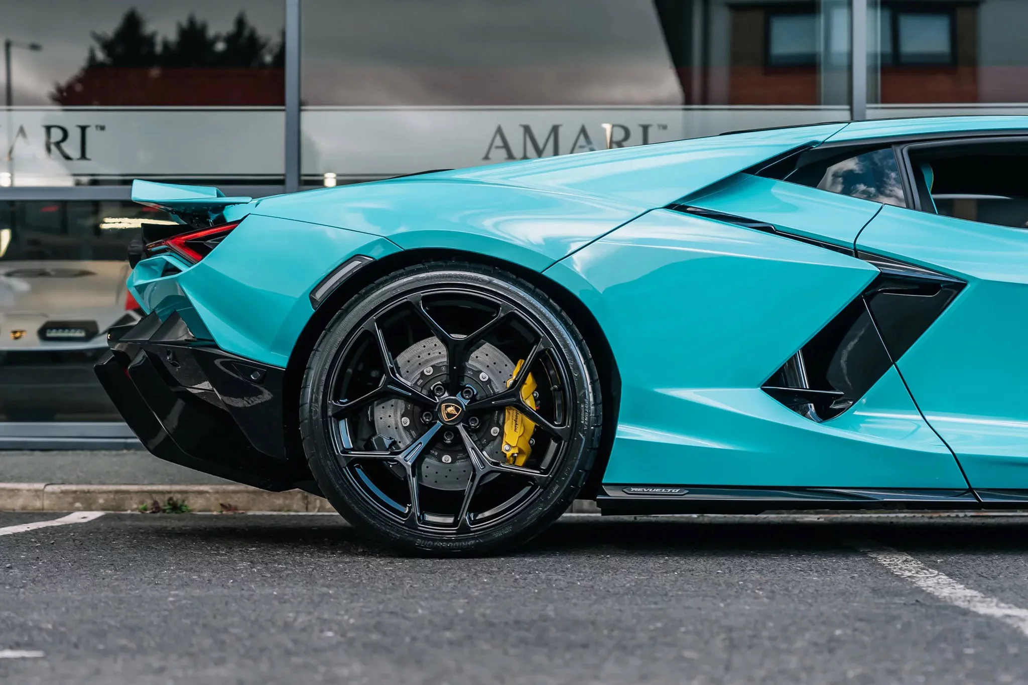Blu Symi Lamborghini Revuelto