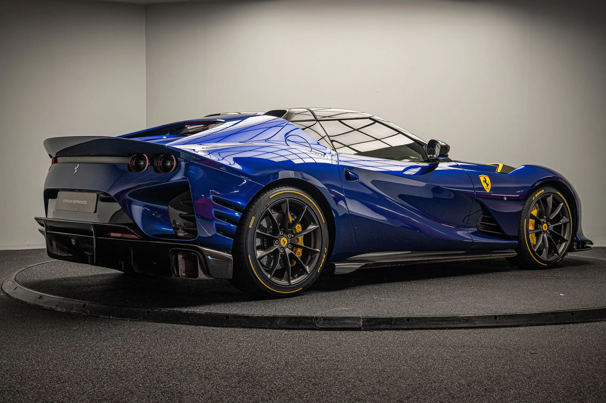 Blu Elettrico Ferrari 812