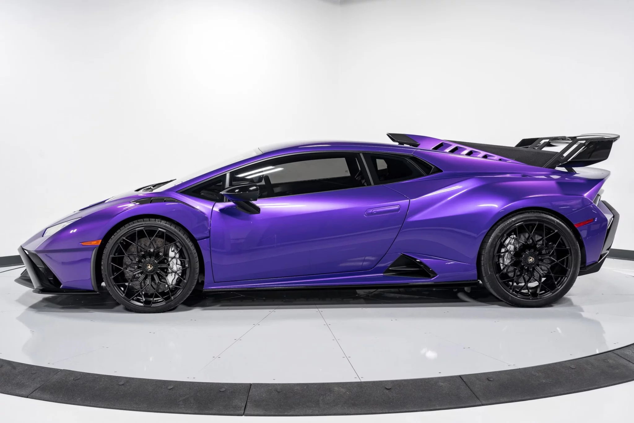 Viola Pasifae Lamborghini Huracán