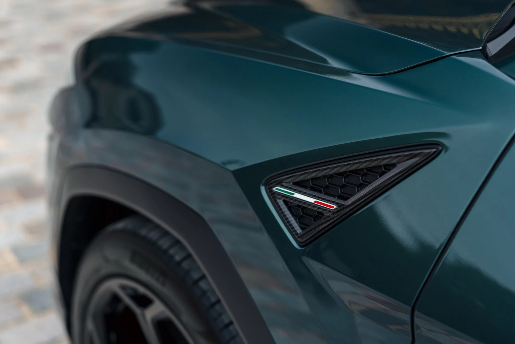 Verde Lares Lamborghini Urus
