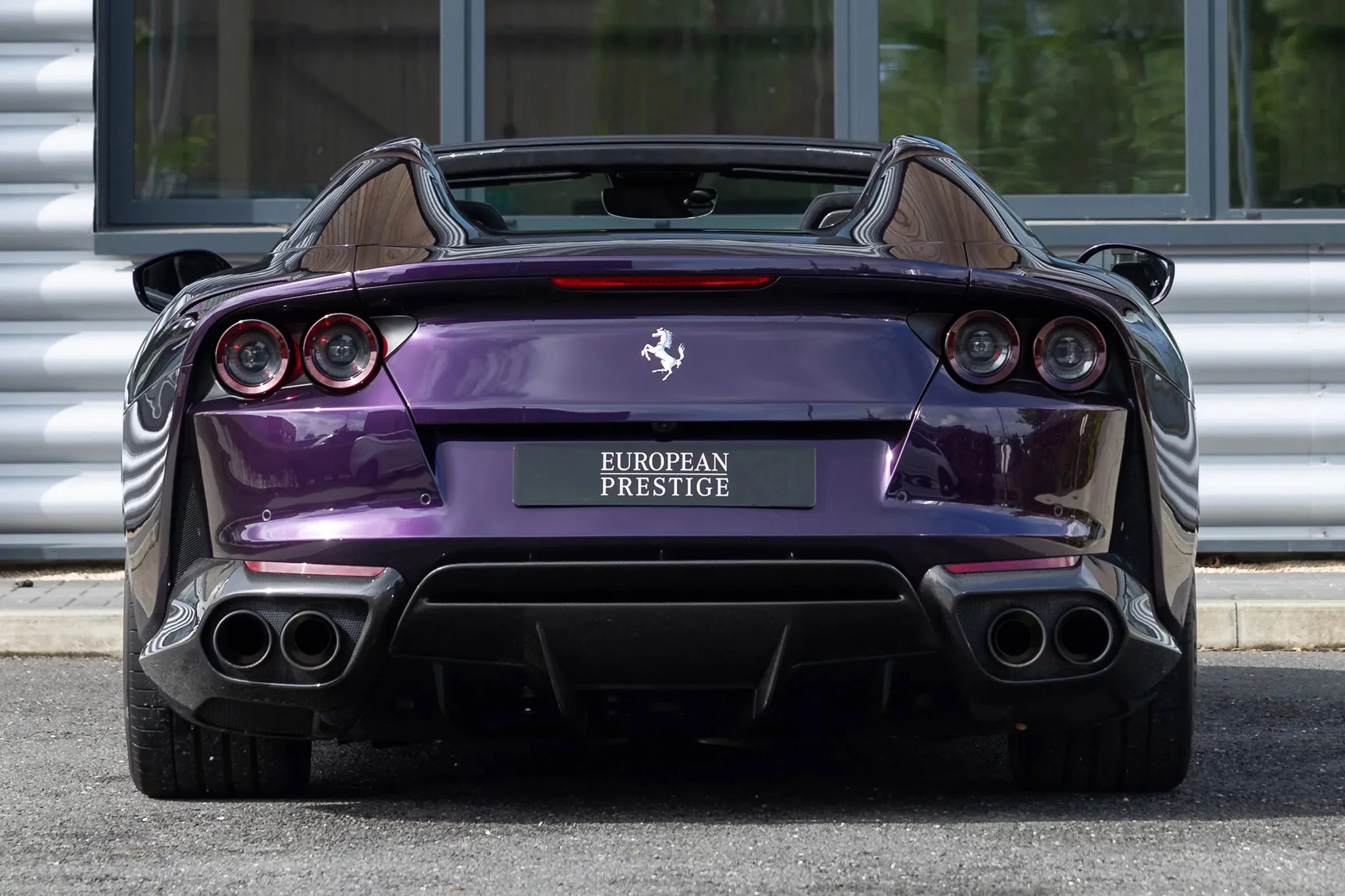 Viola Hong Kong Ferrari 812