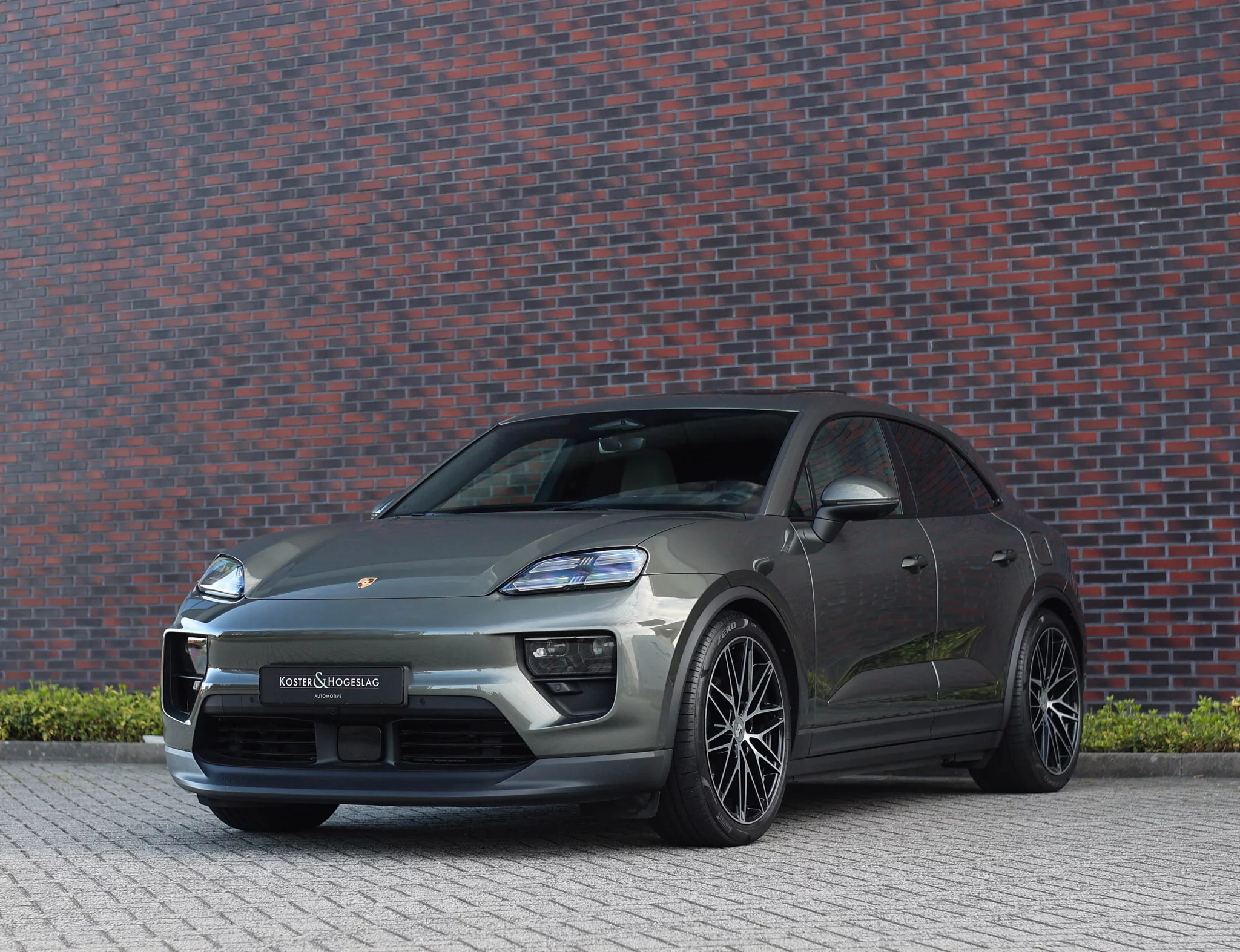 Aventurine Green Metallic Porsche Macan Electric