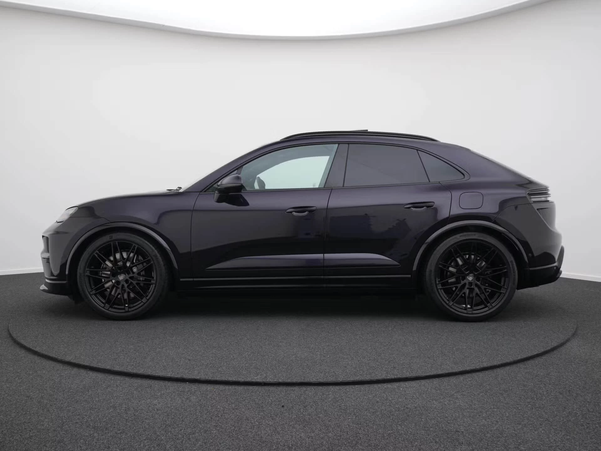 Viola Metallic Porsche Macan Electric
