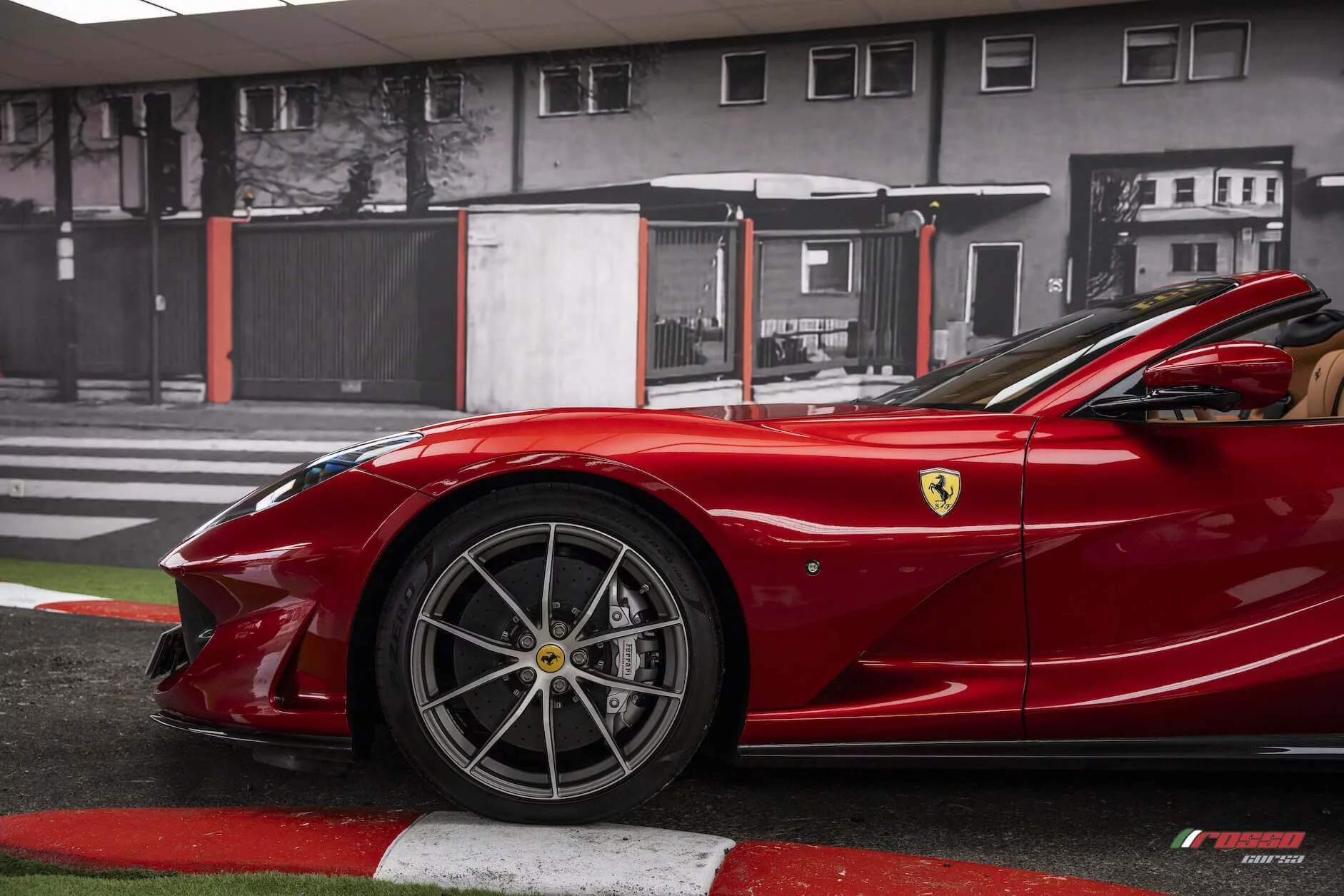 Rosso Magma Ferrari 812