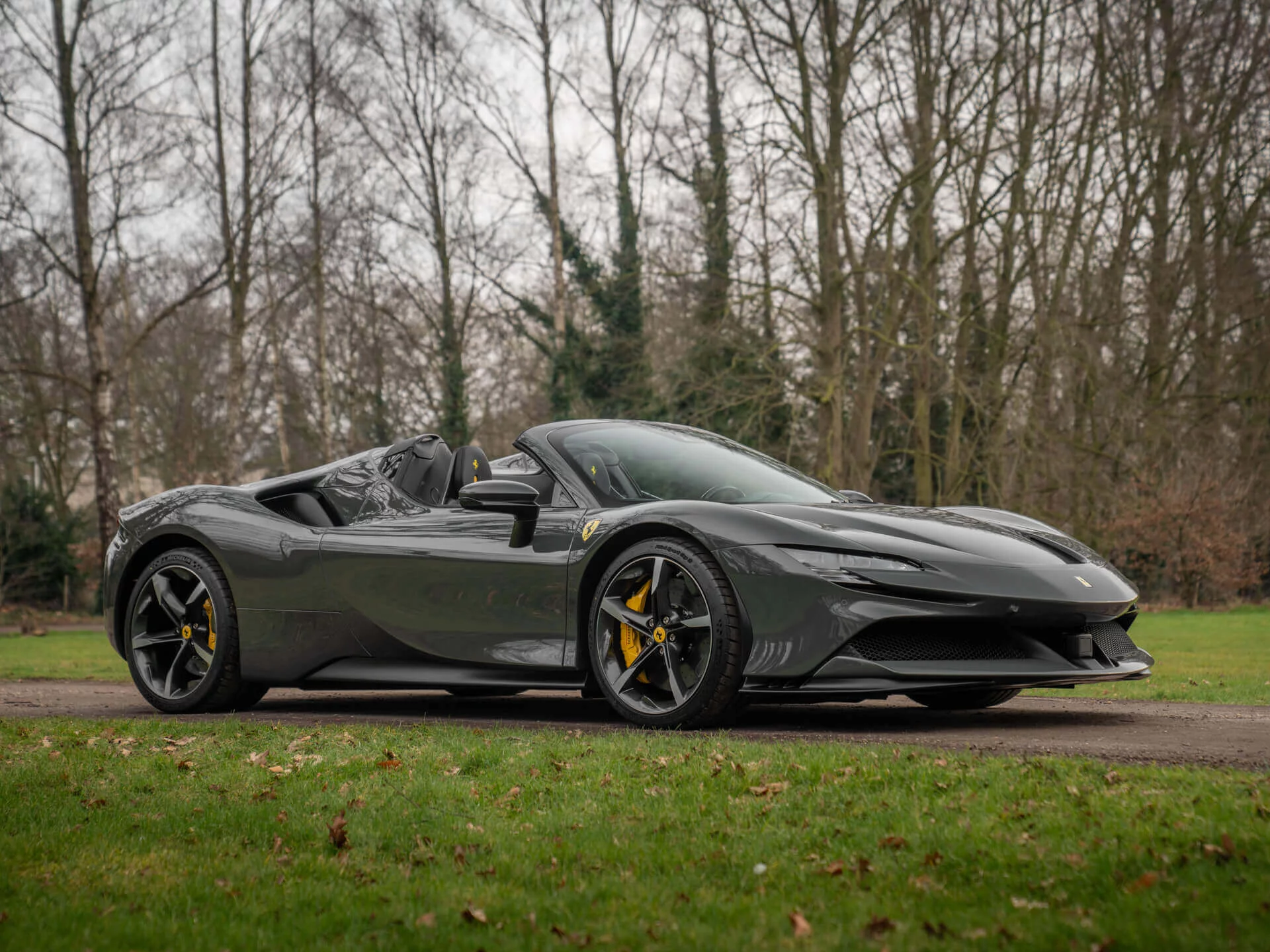 Grigio Scuro Ferrari SF90