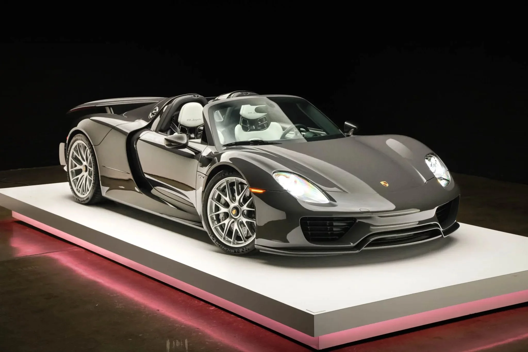 Grey Black Porsche 918 Spyder