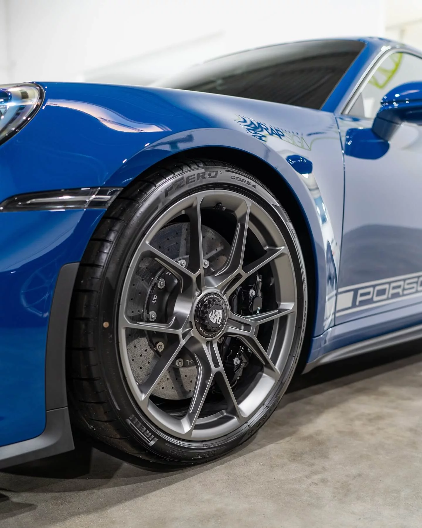 Pantone 296C Porsche 911 GT3