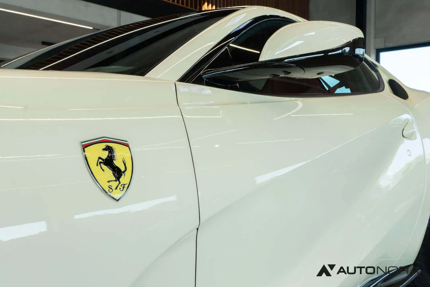 Avorio Ferrari 812