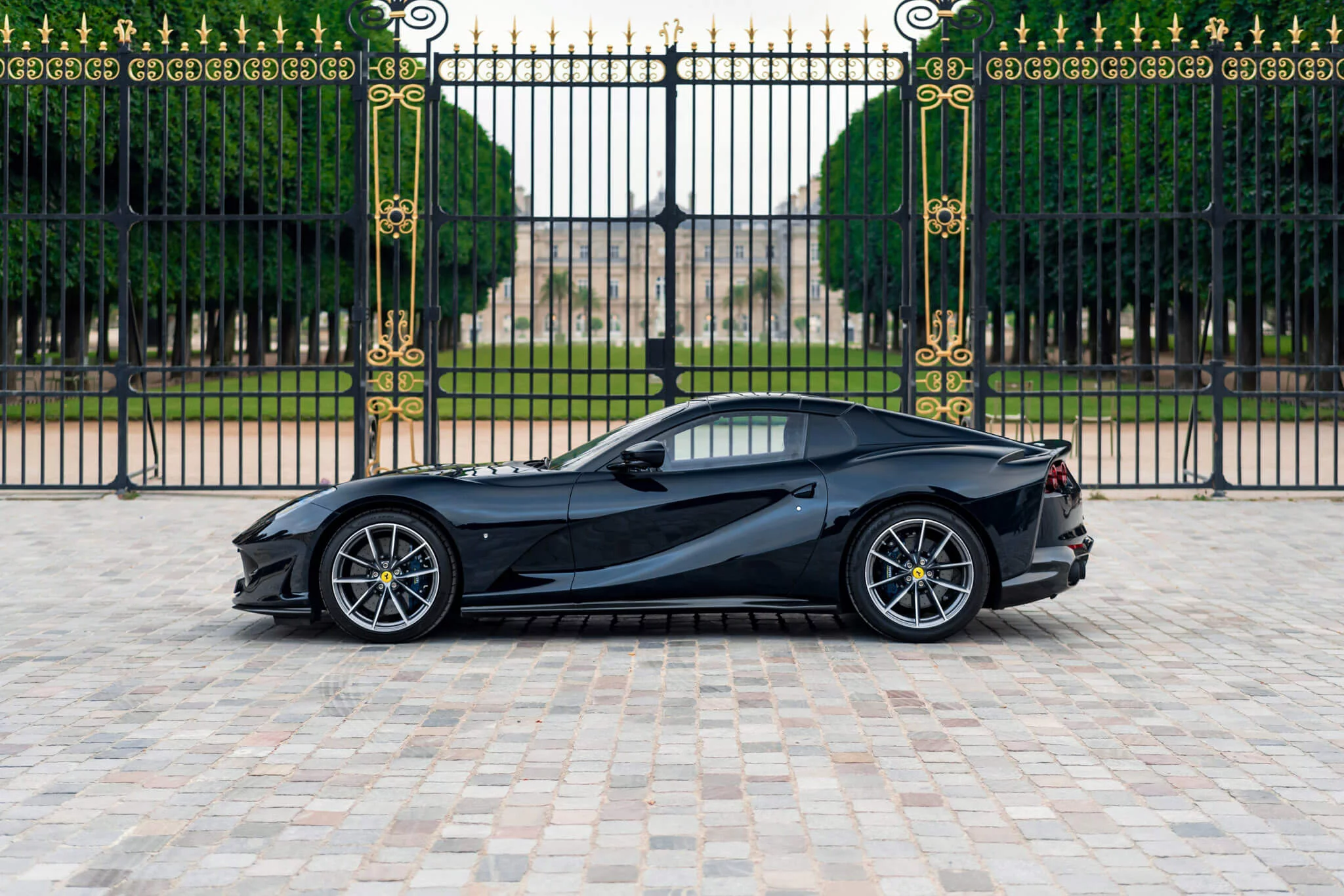 Blu Ultrascuro Ferrari 812