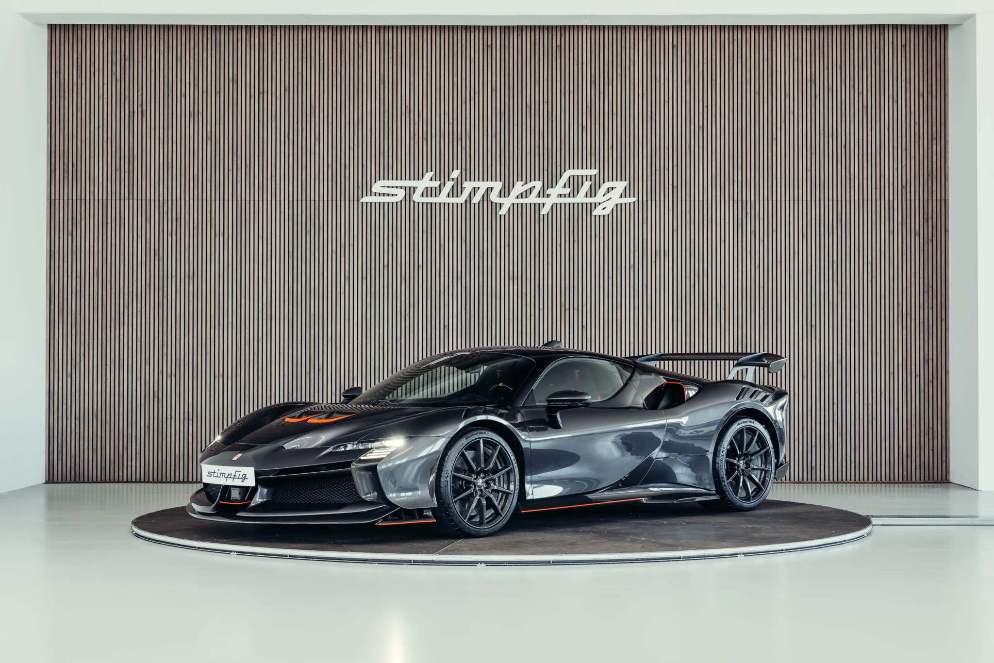 Grigio Eski Ferrari SF90