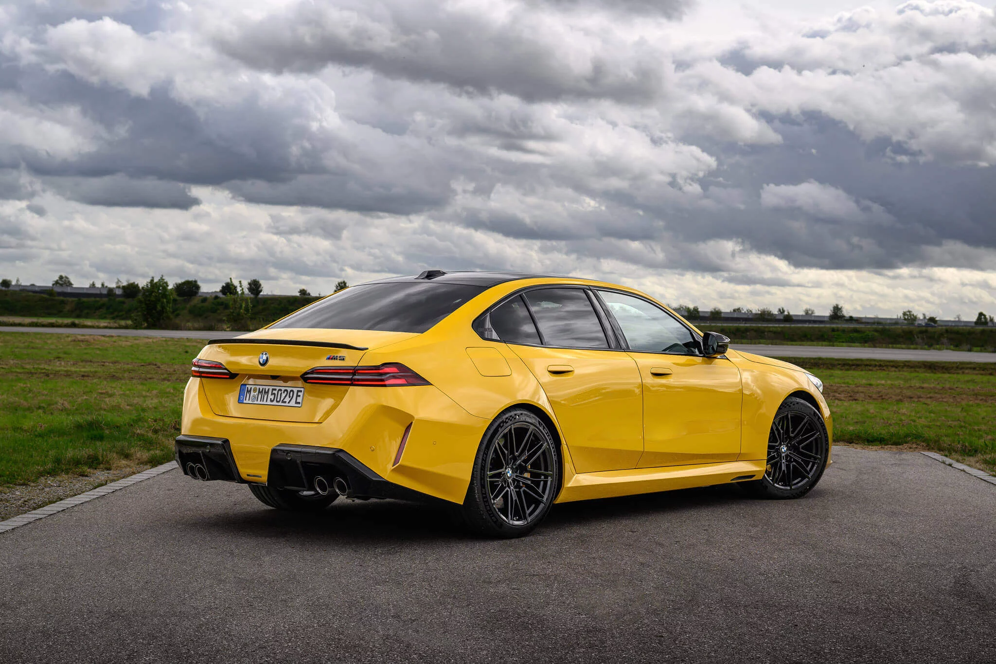 Speed Yellow BMW M5