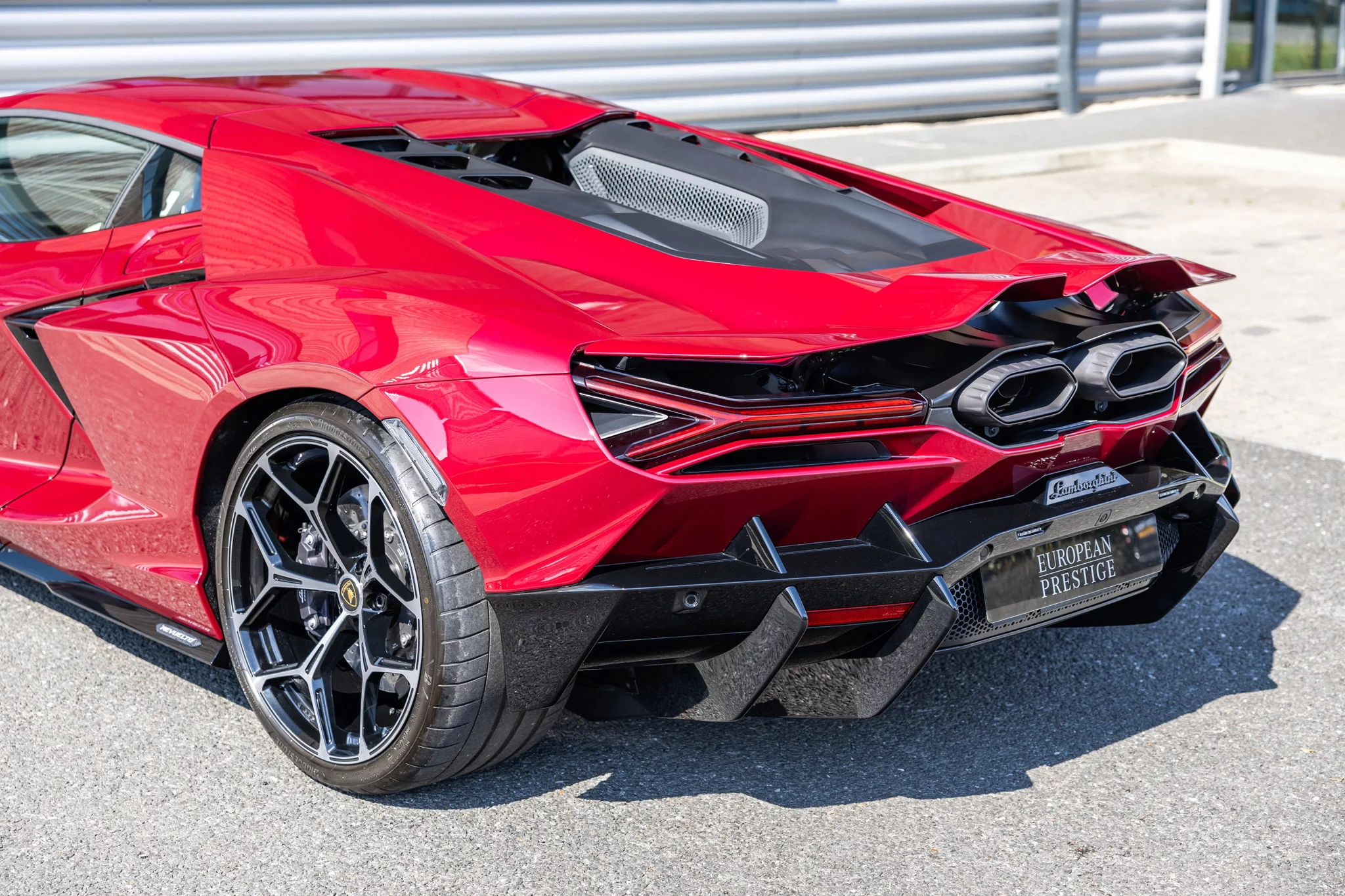 Amaranto Lamborghini Revuelto
