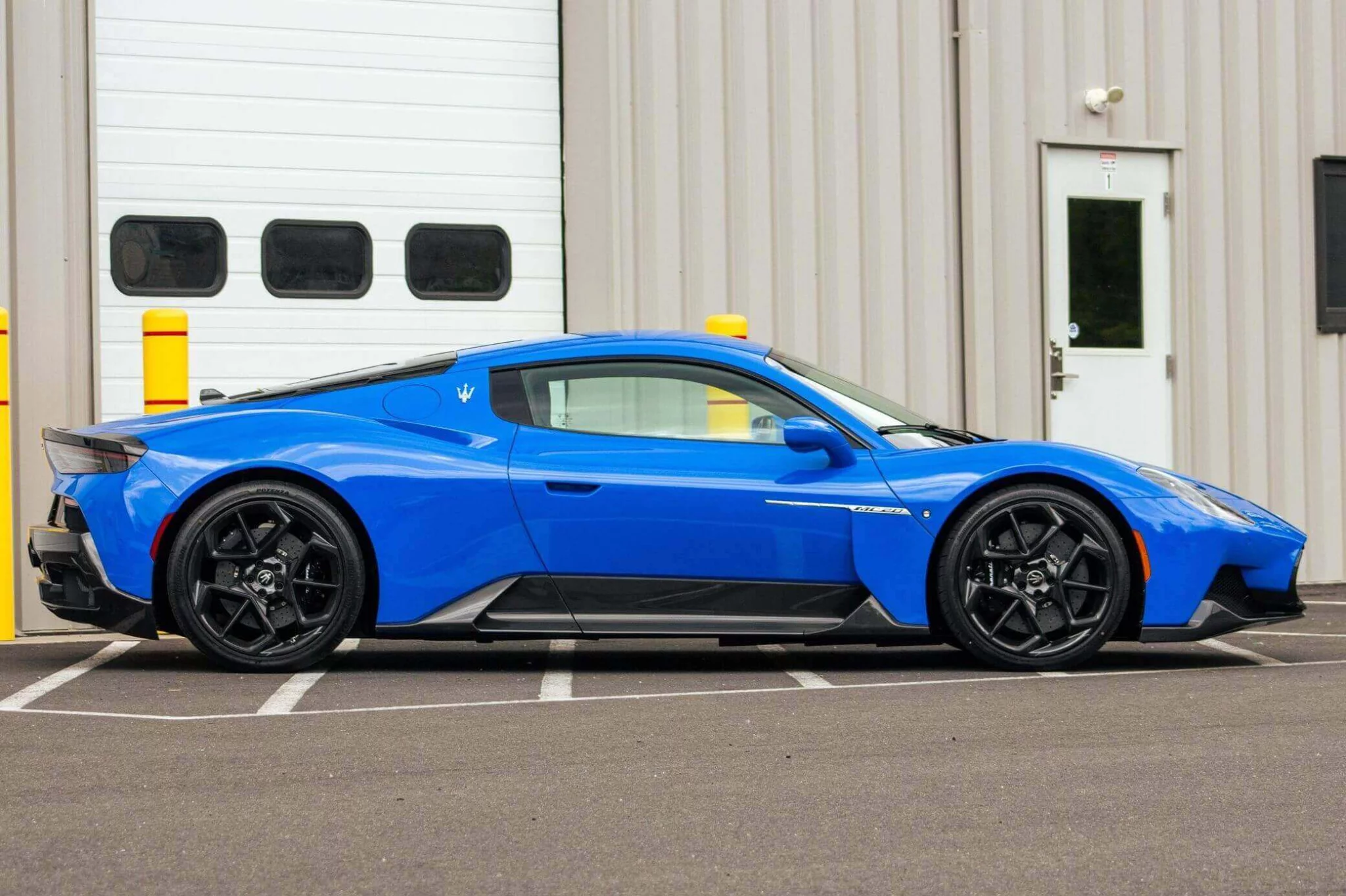 Blu Infinito Maserati MC20
