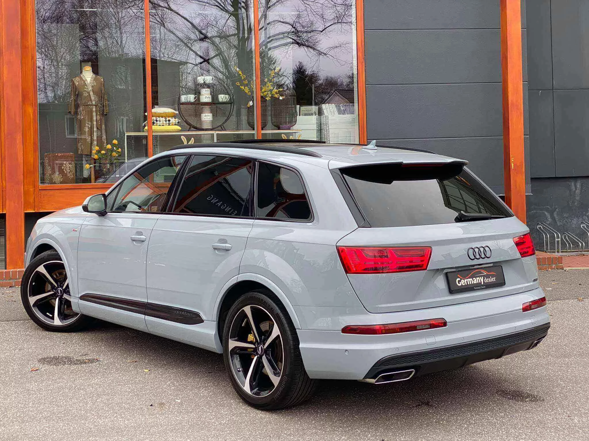 Arrow Grey Audi Q7
