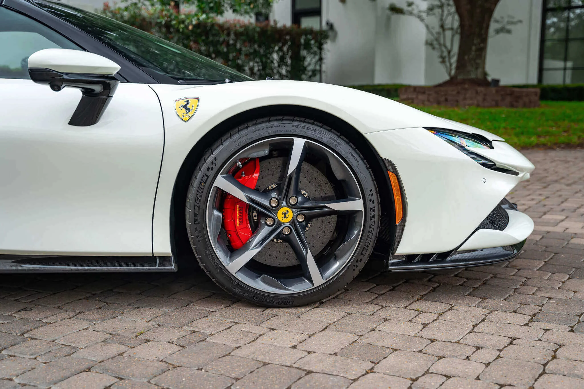Bianco Avus Ferrari SF90