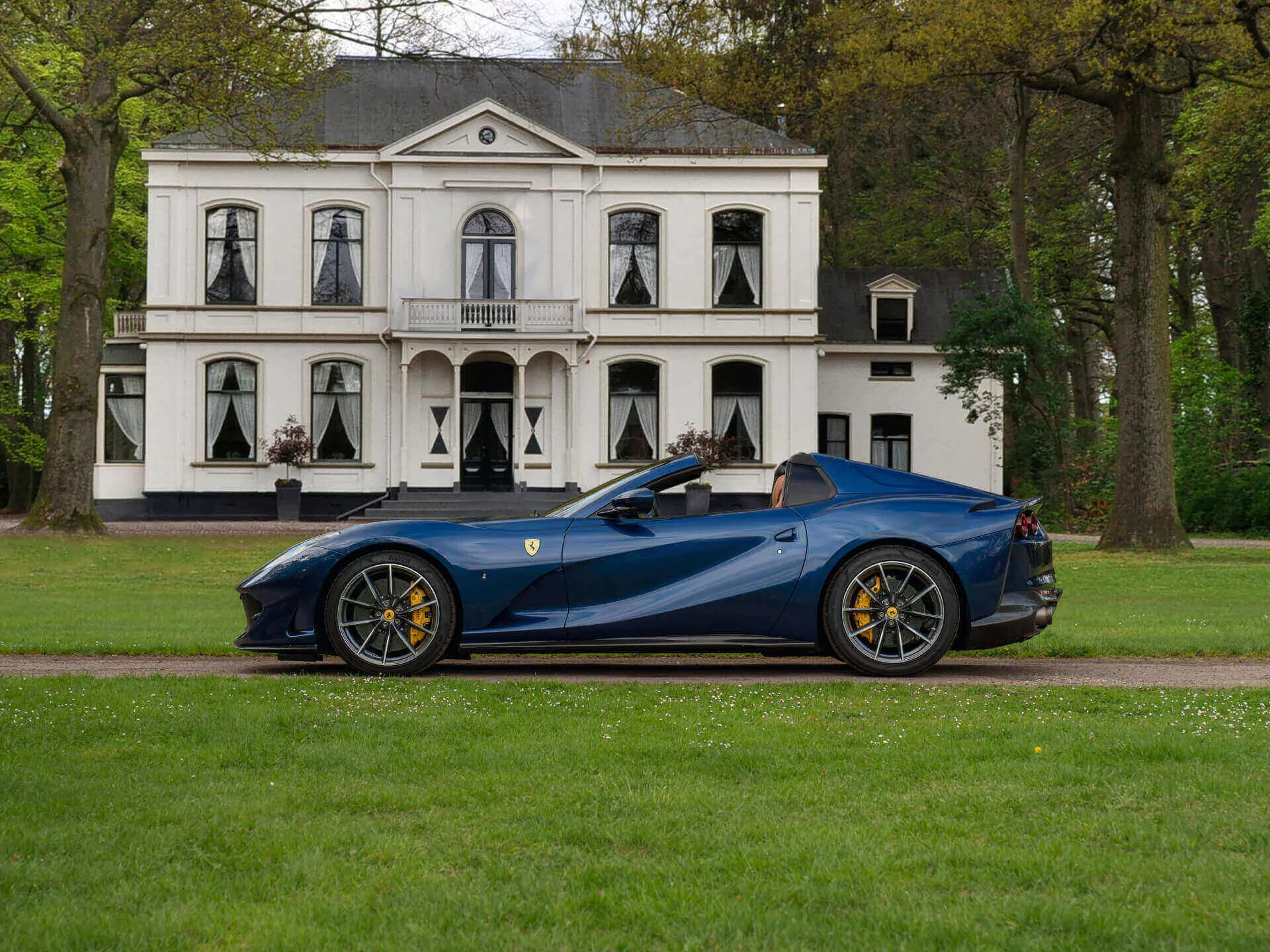 Blu Tour de France 70 Ferrari 812