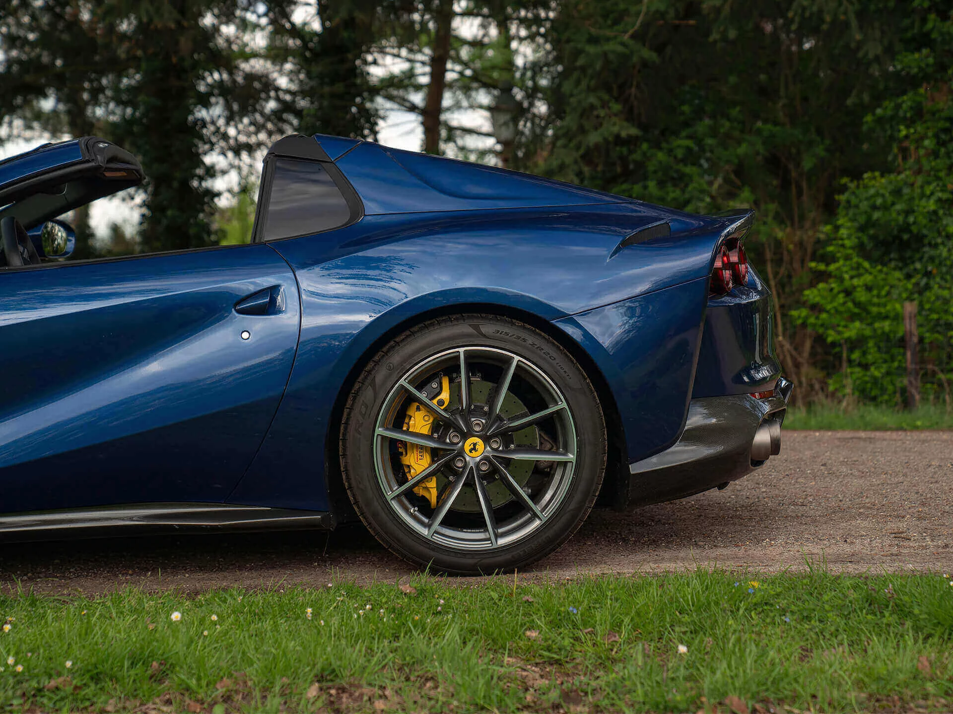 Blu Tour de France 70 Ferrari 812