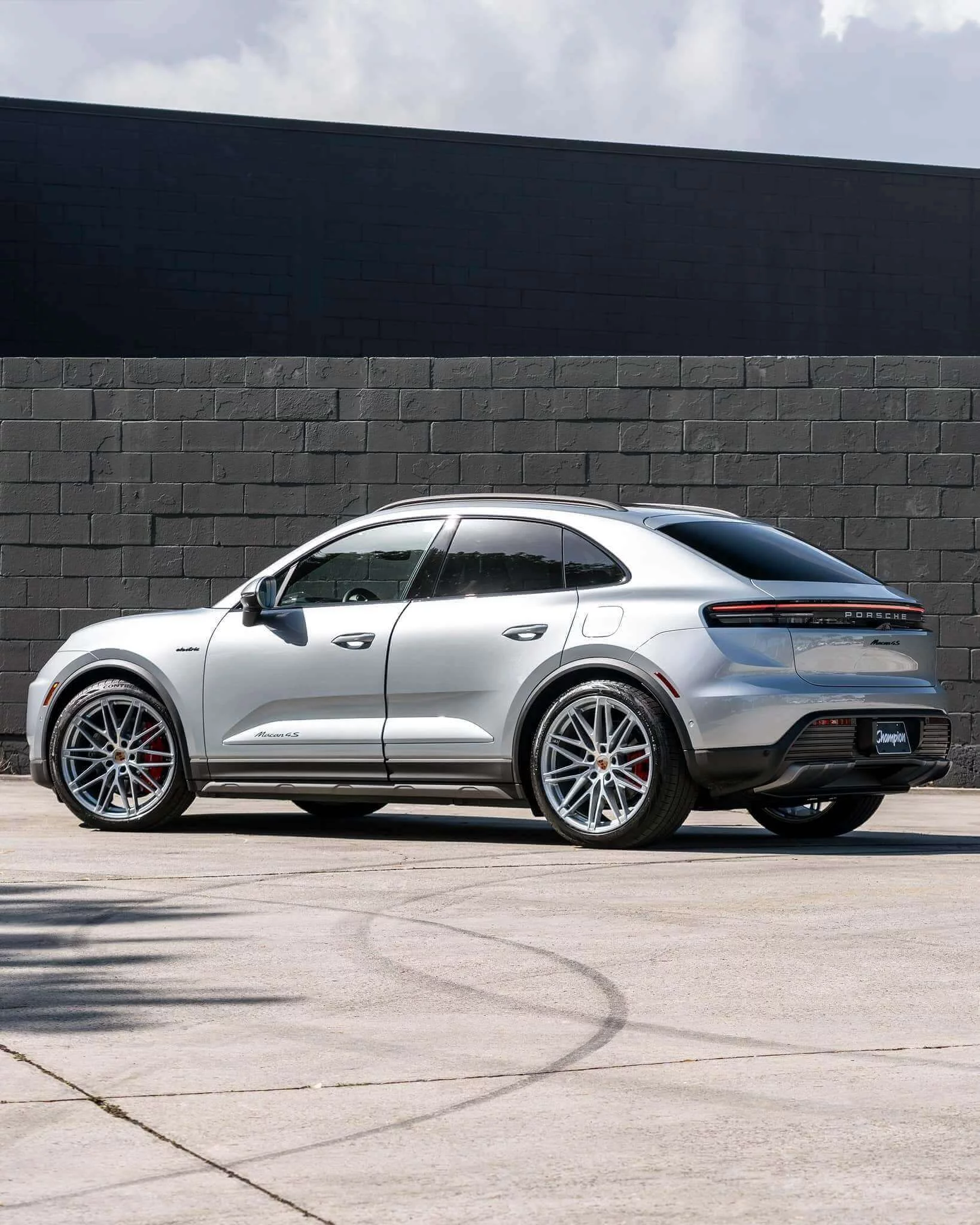 Dolomite Silver Metallic Porsche Macan Electric