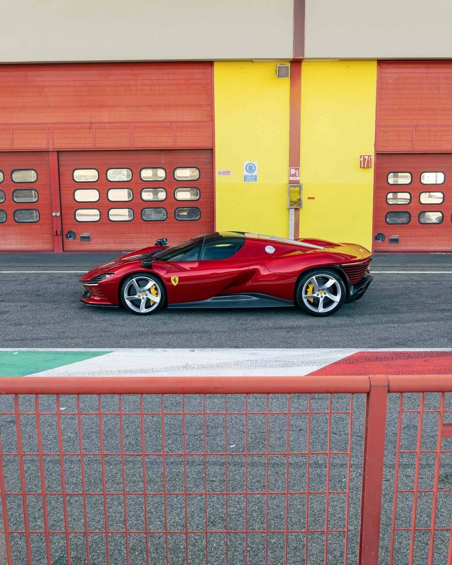 Rosso Magma Ferrari Daytona SP3