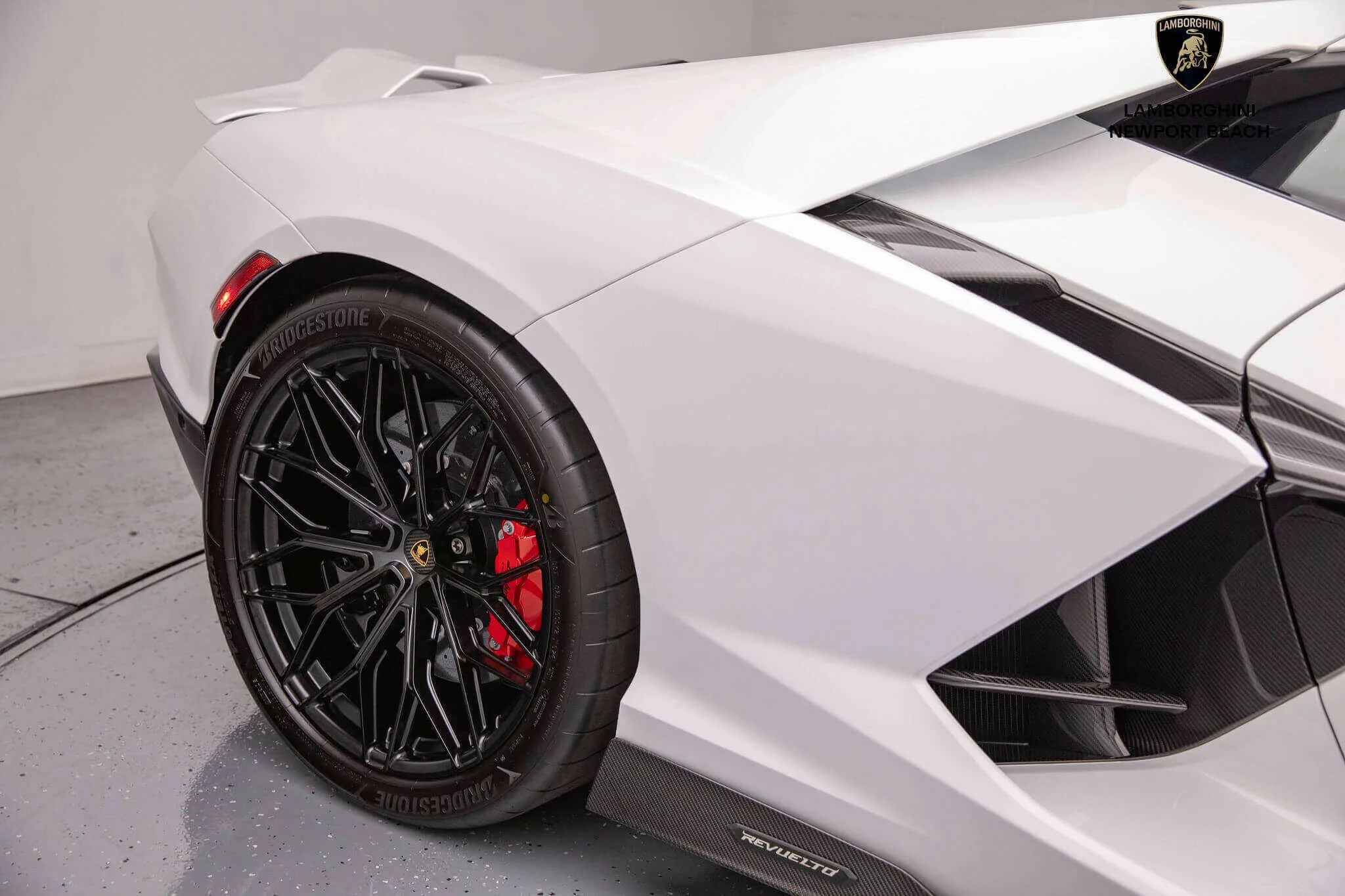 Bianco Asopo Lamborghini Revuelto