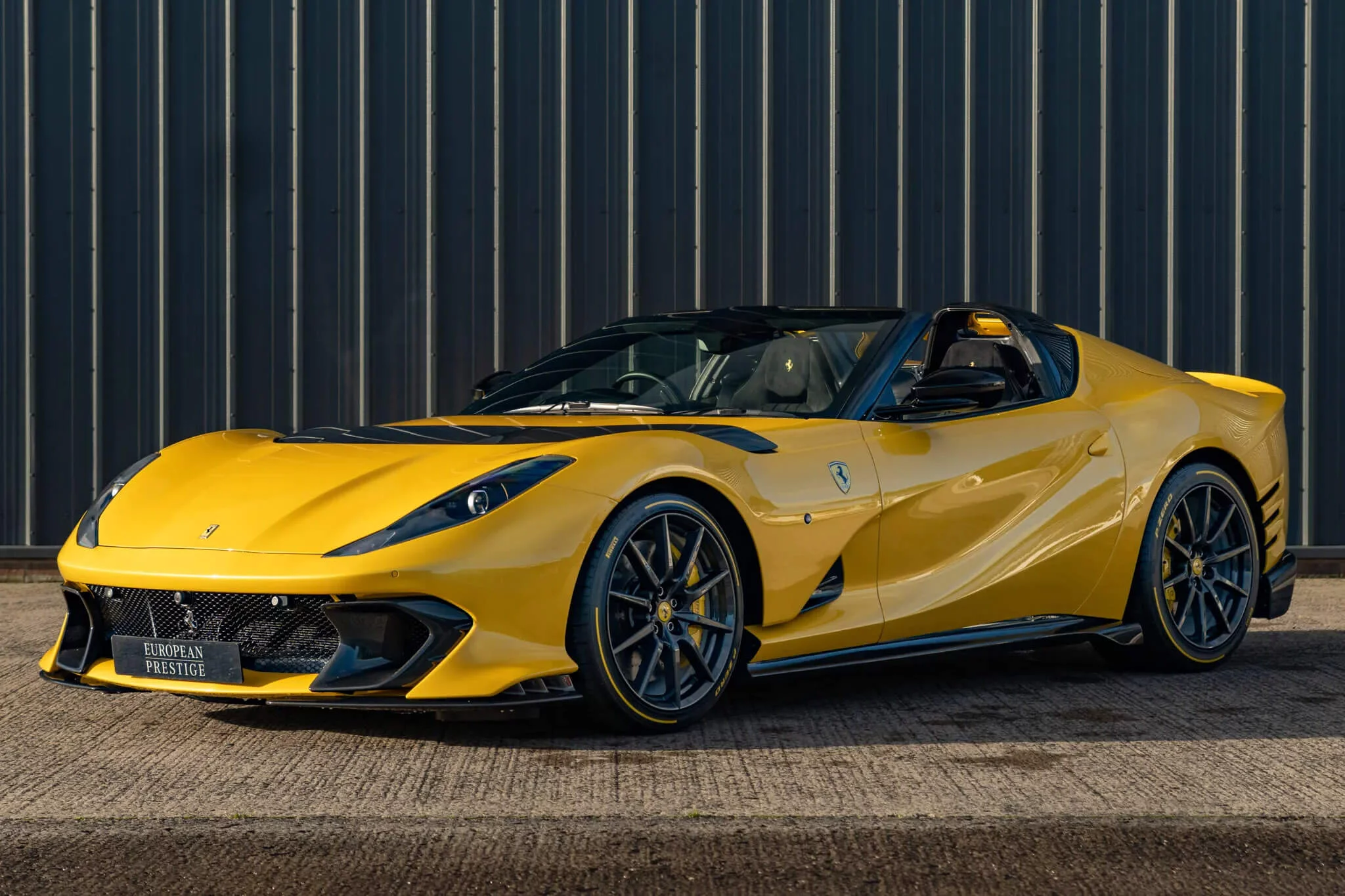Giallo Triplo Strato Ferrari 812