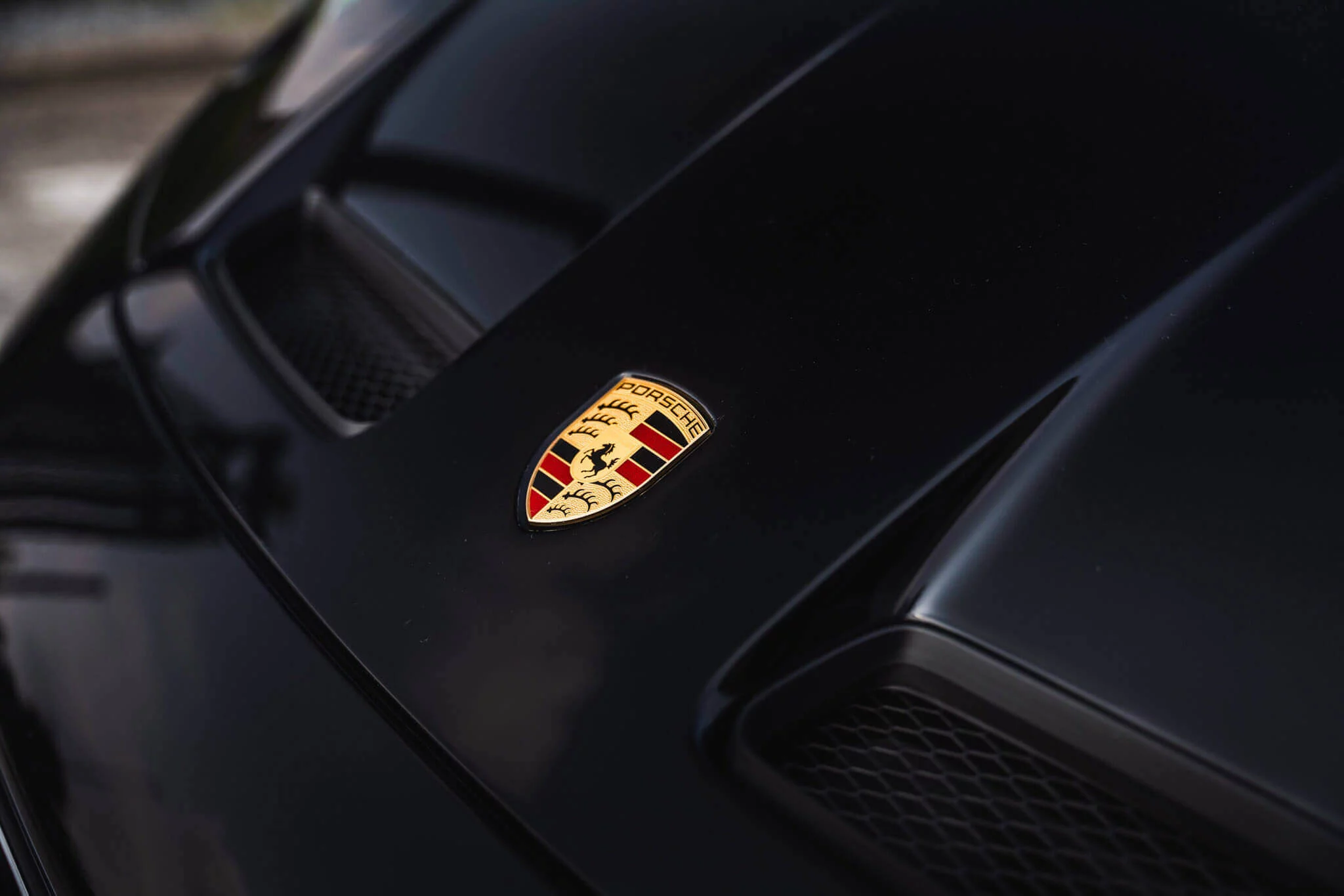 Black Porsche 911 Dakar