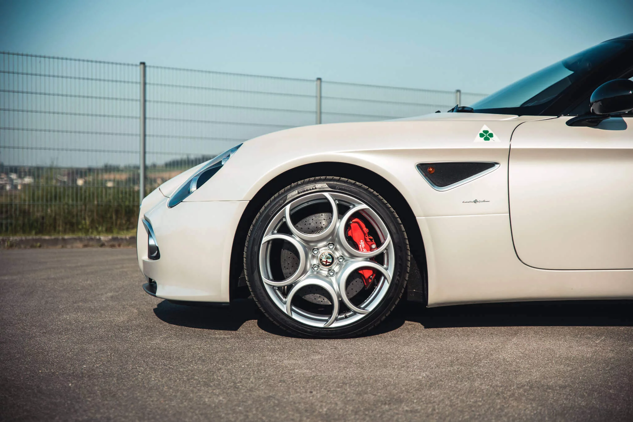 Bianco Madreperla Alfa Romeo 8C