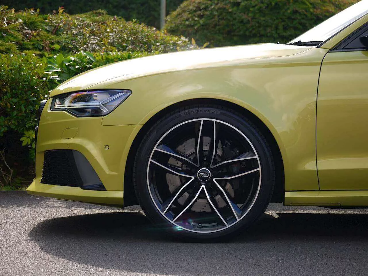 Peridot Metallic Audi RS6 Avant