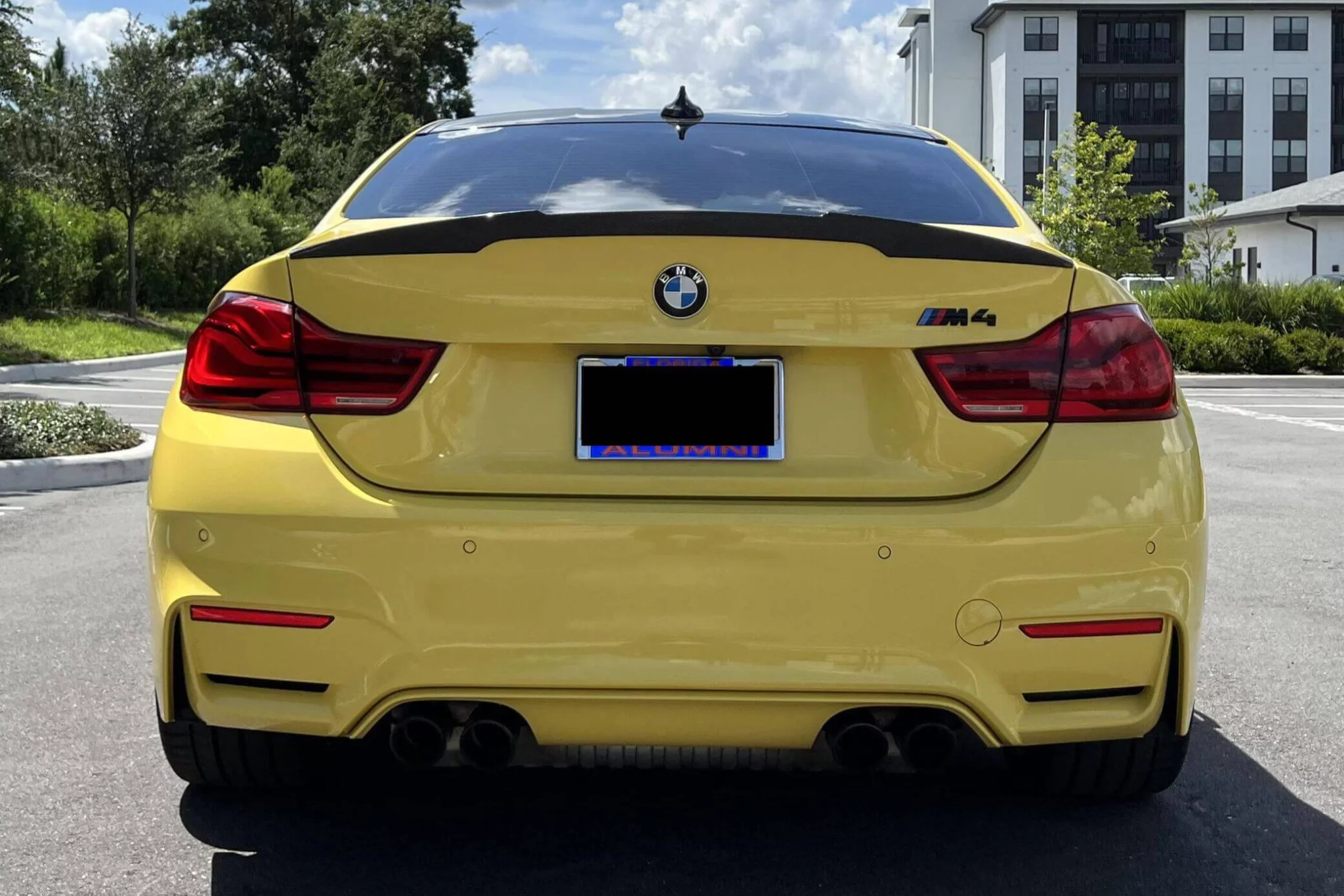 Dakar Yellow II BMW M4