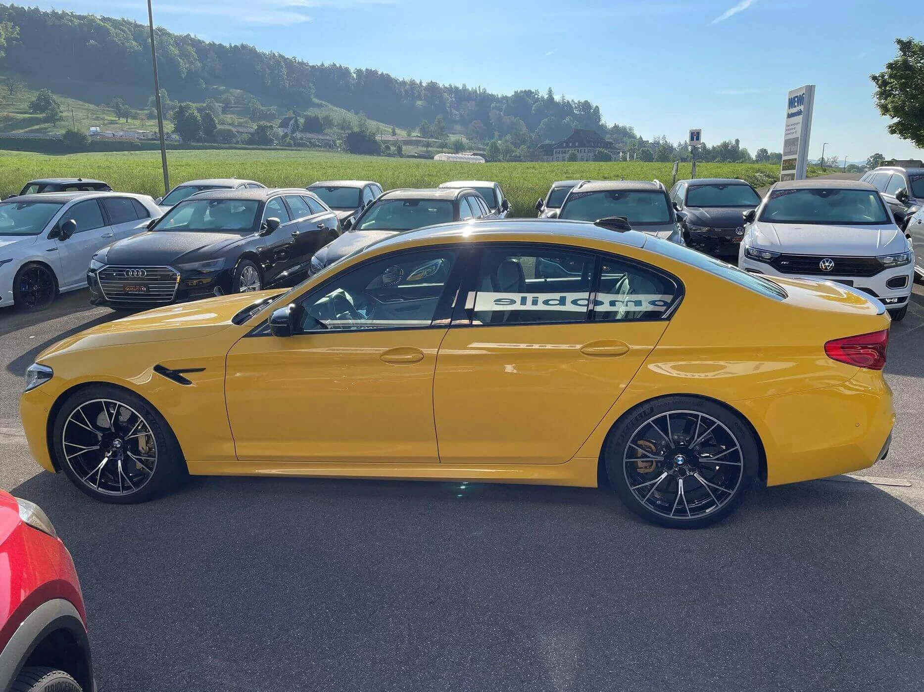 Speed Yellow BMW M5