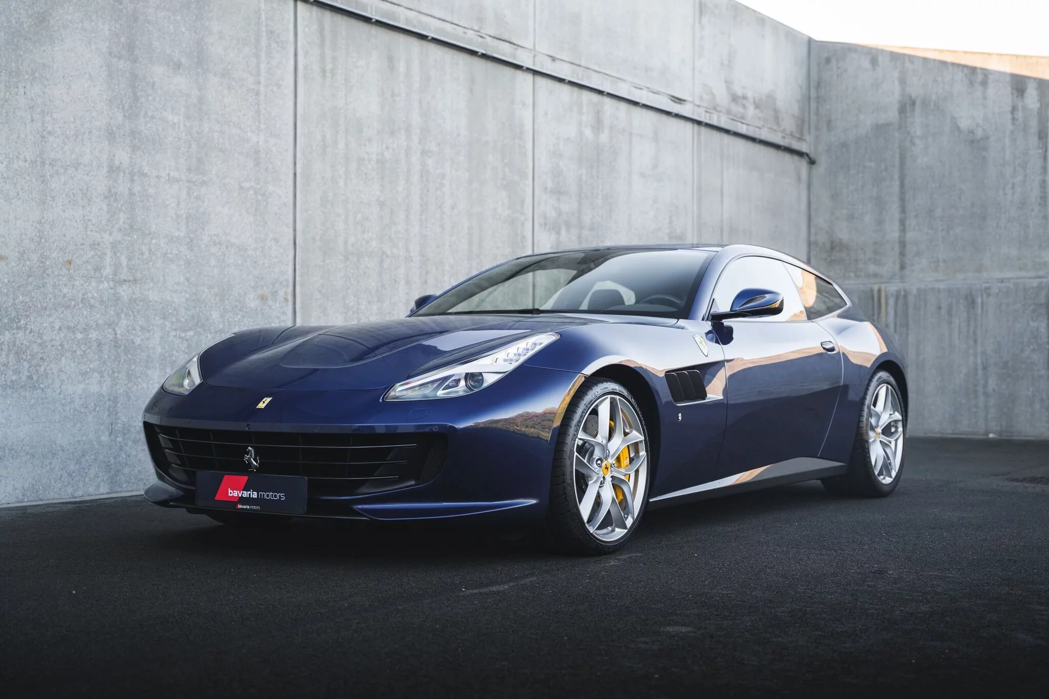 Blu Tour de France Ferrari GTC4Lusso