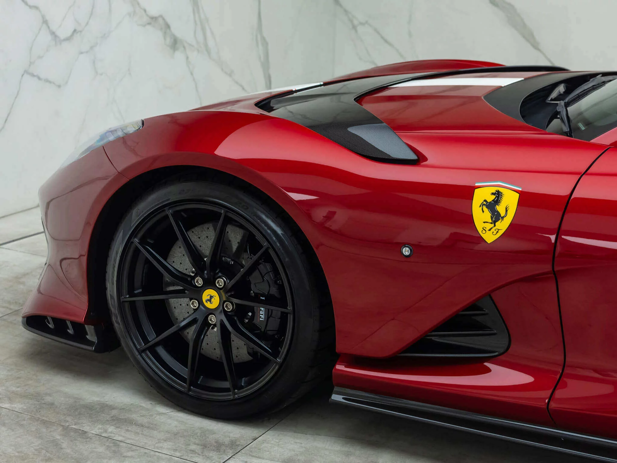 Rosso Monza Ferrari 812