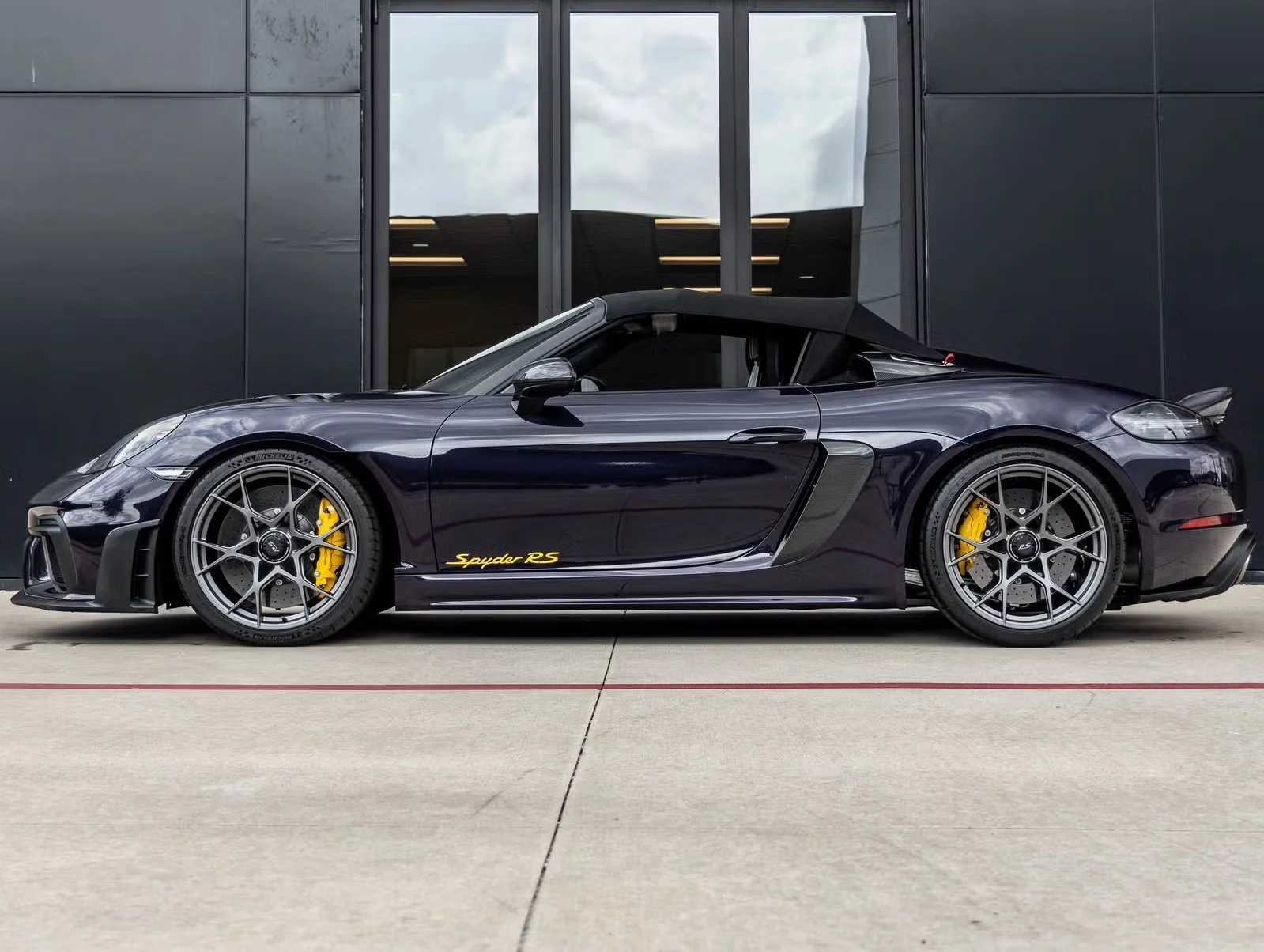 Viola Metallic Porsche 718 Spyder RS