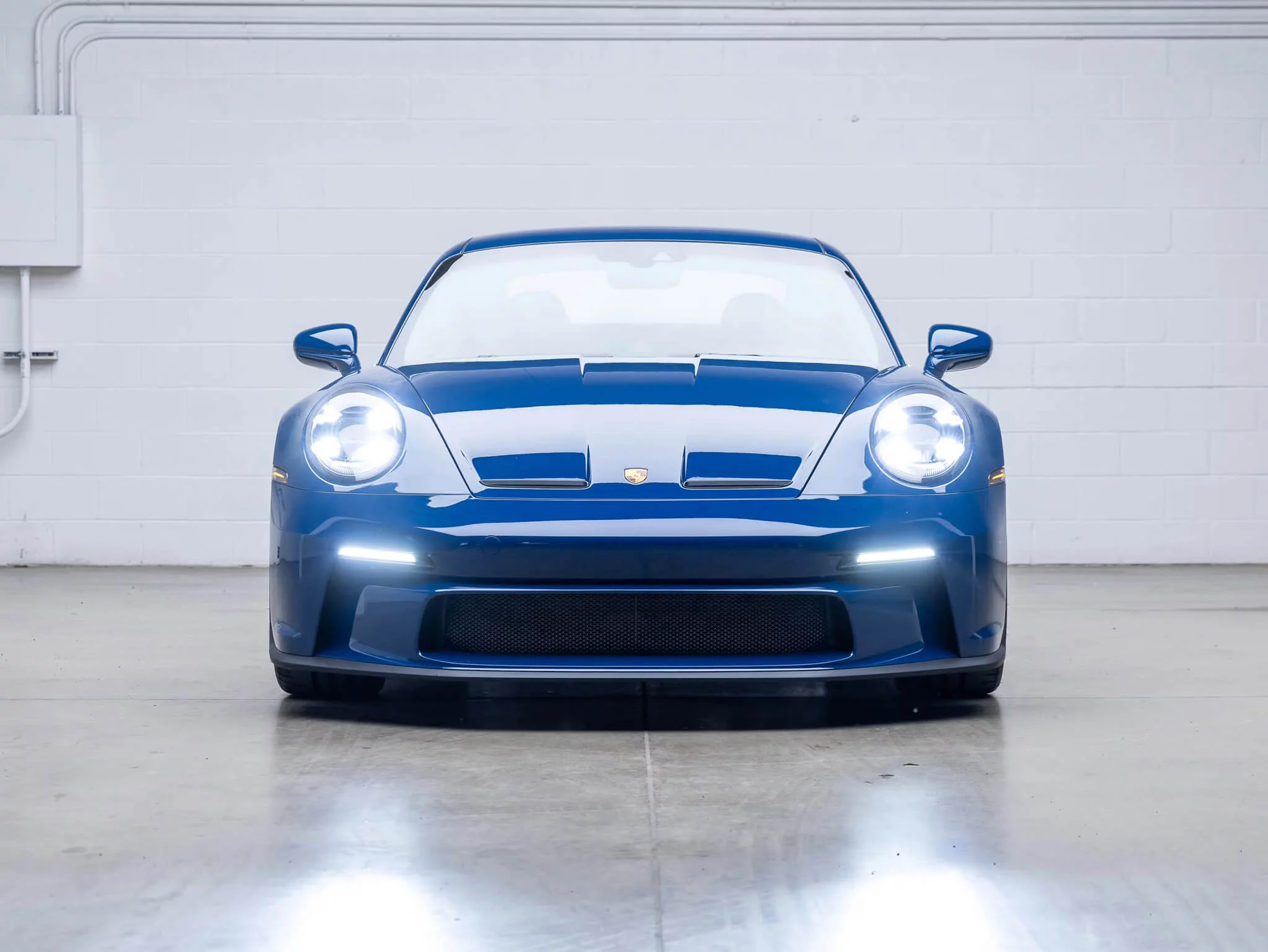 Pantone 296C Porsche 911 GT3