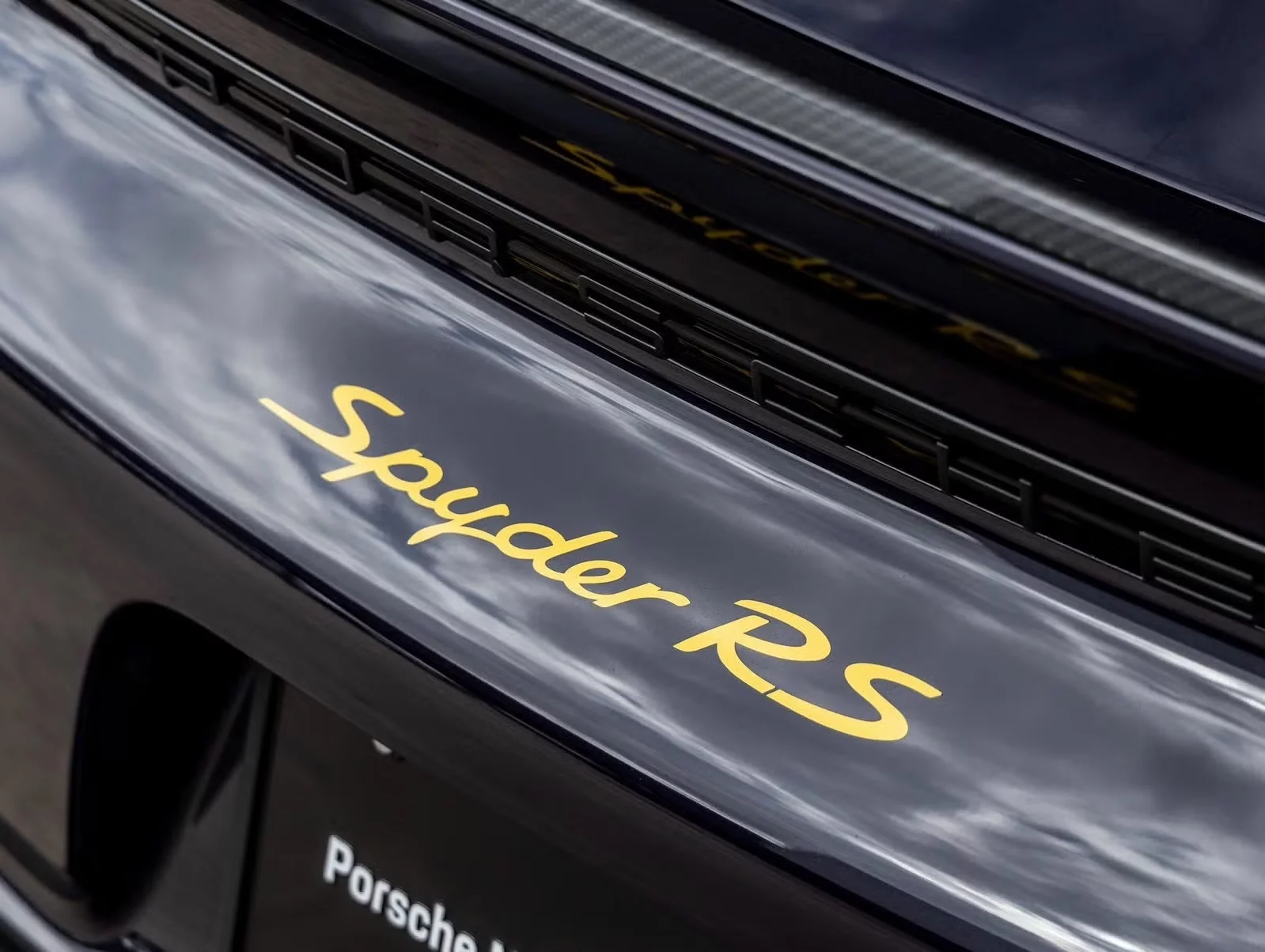 Viola Metallic Porsche 718 Spyder RS