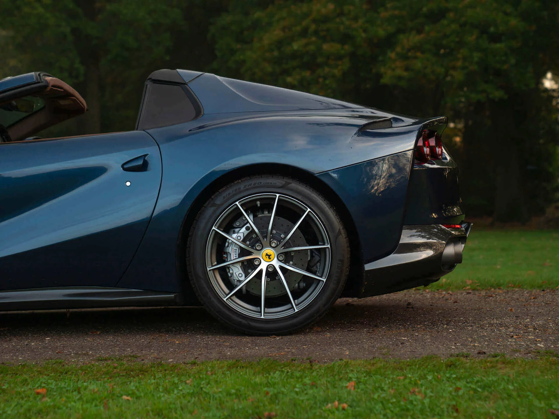 Blu Swaters Ferrari 812