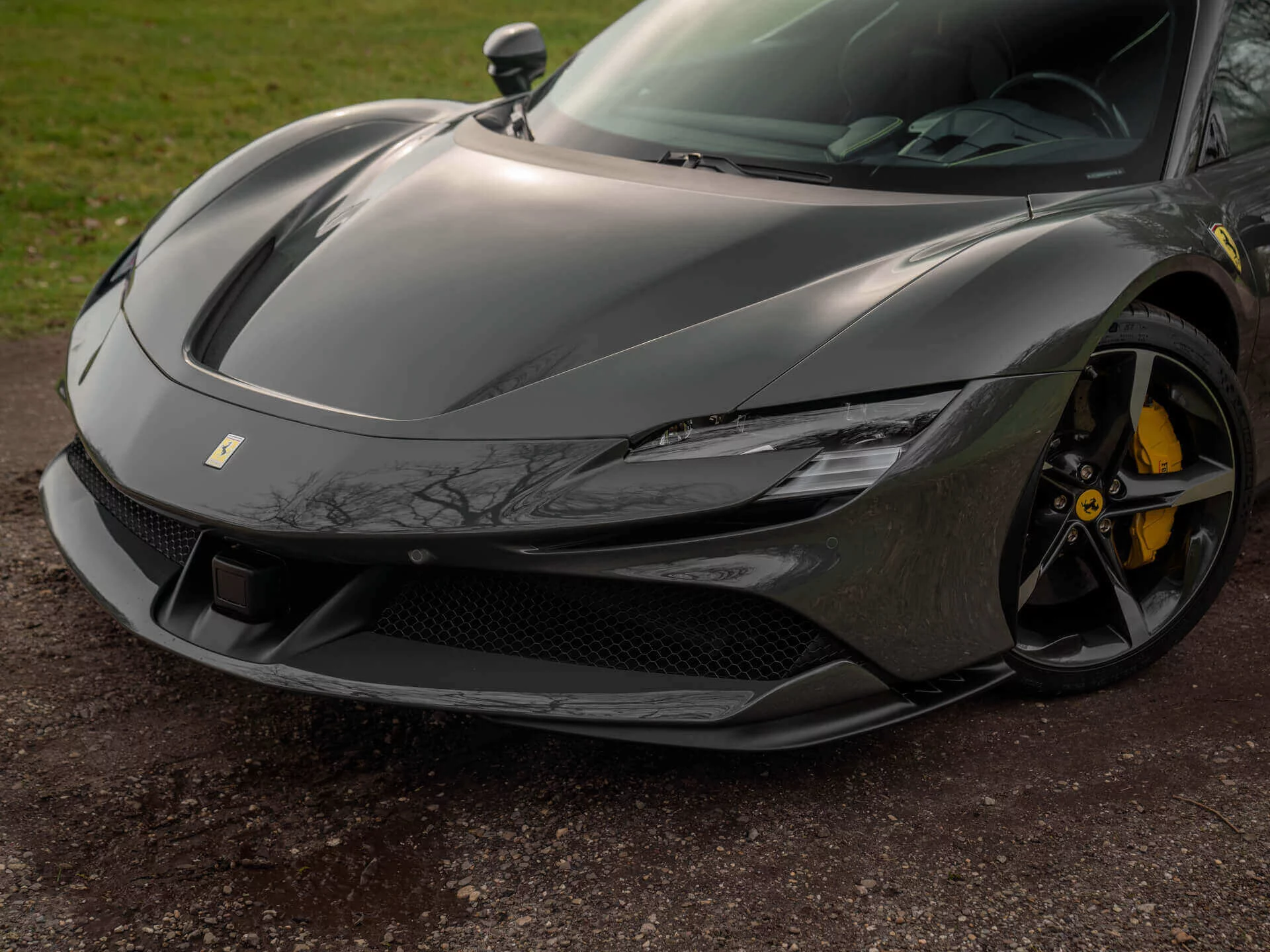 Grigio Scuro Ferrari SF90