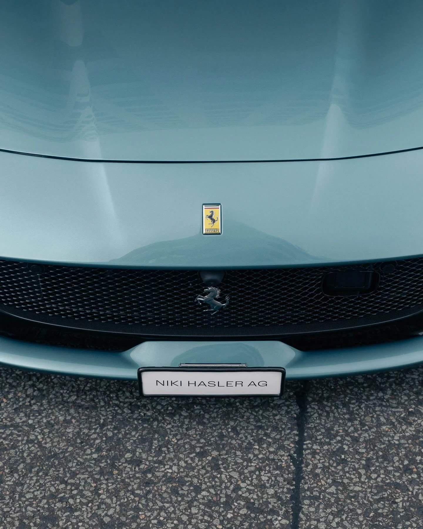 Celeste Ferrari 812