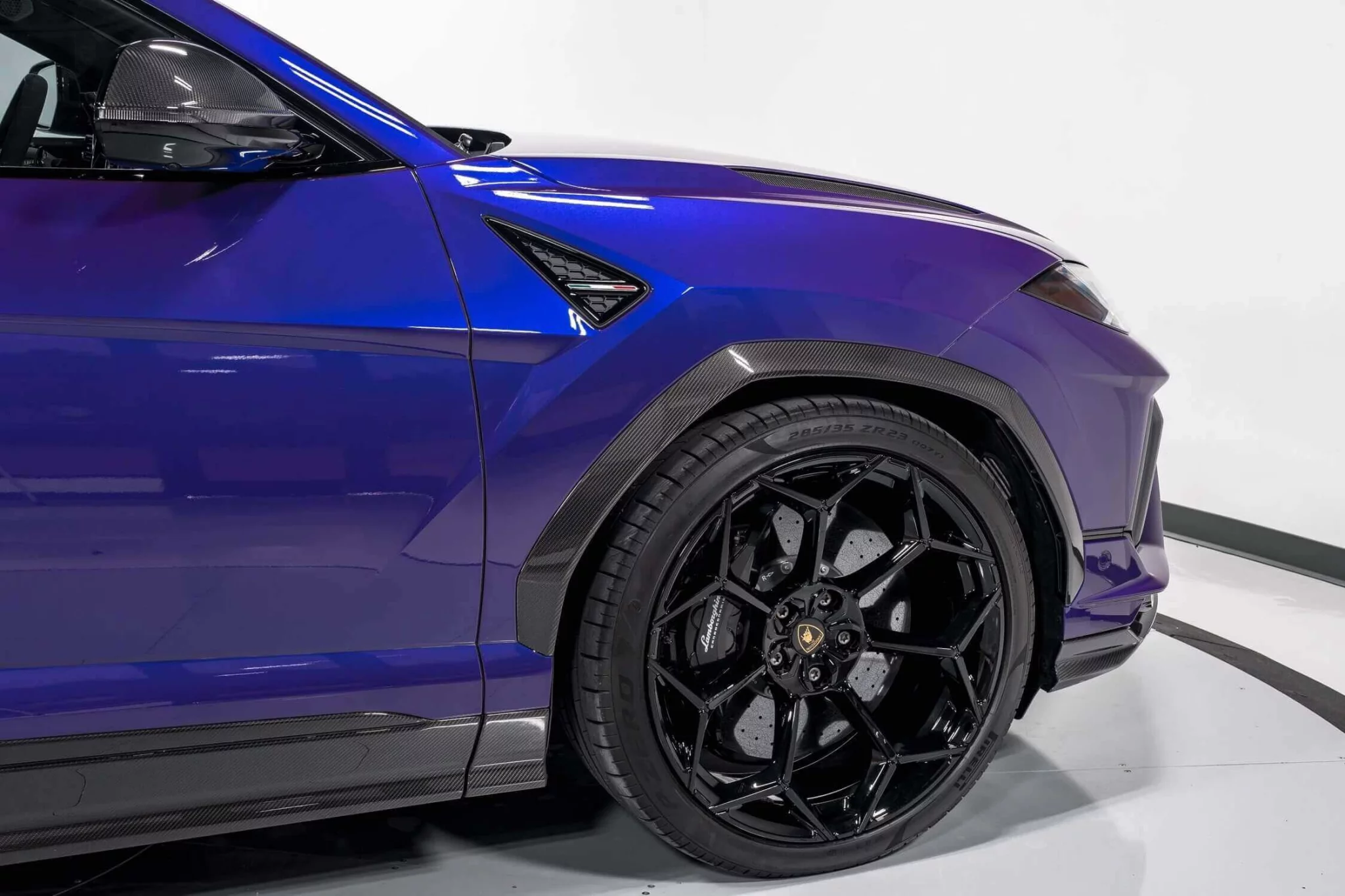 Viola Mithras Lamborghini Urus
