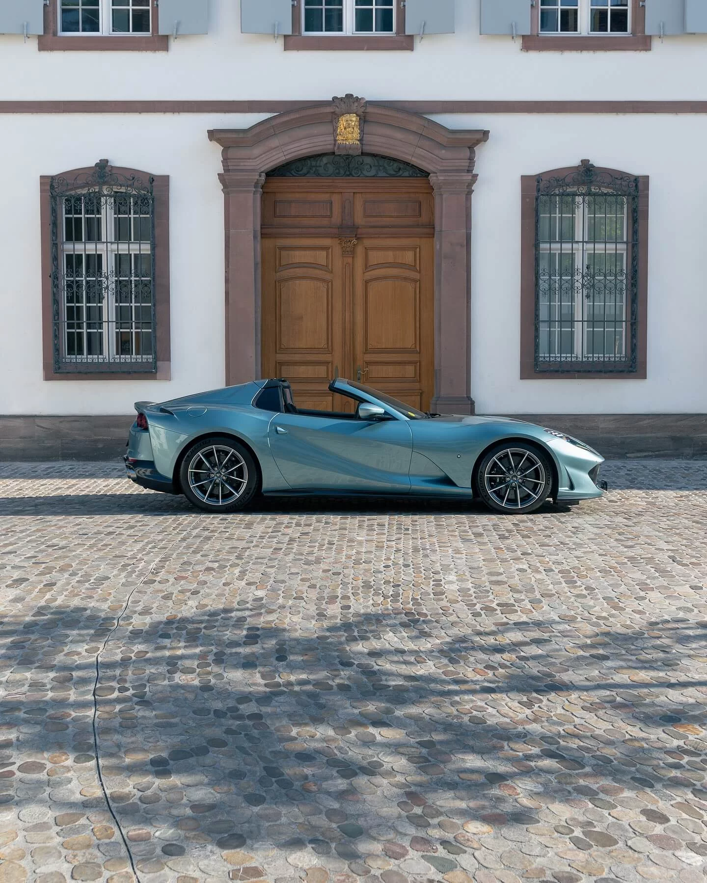 Celeste Ferrari 812