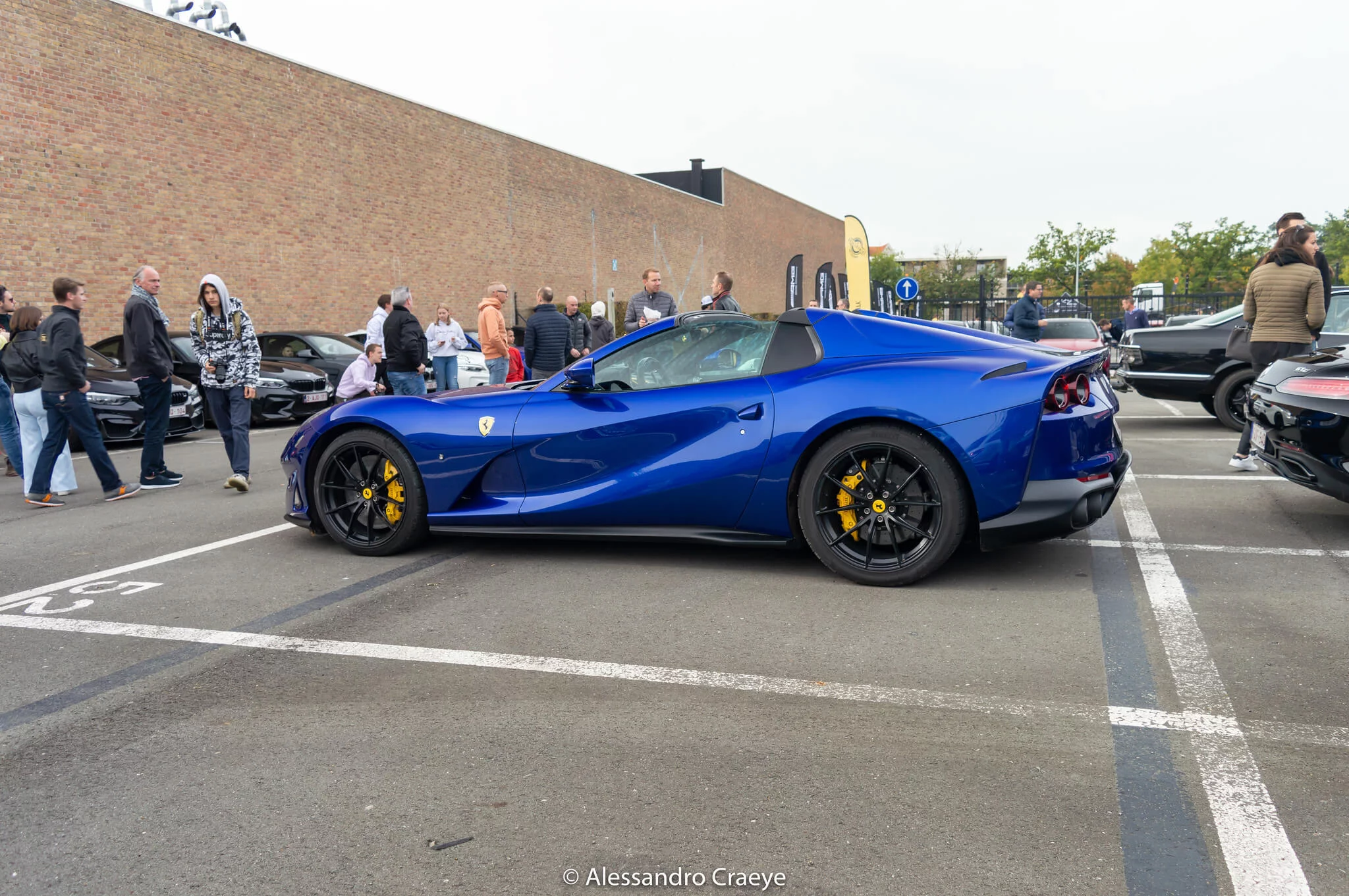 Blu Elettrico Ferrari 812