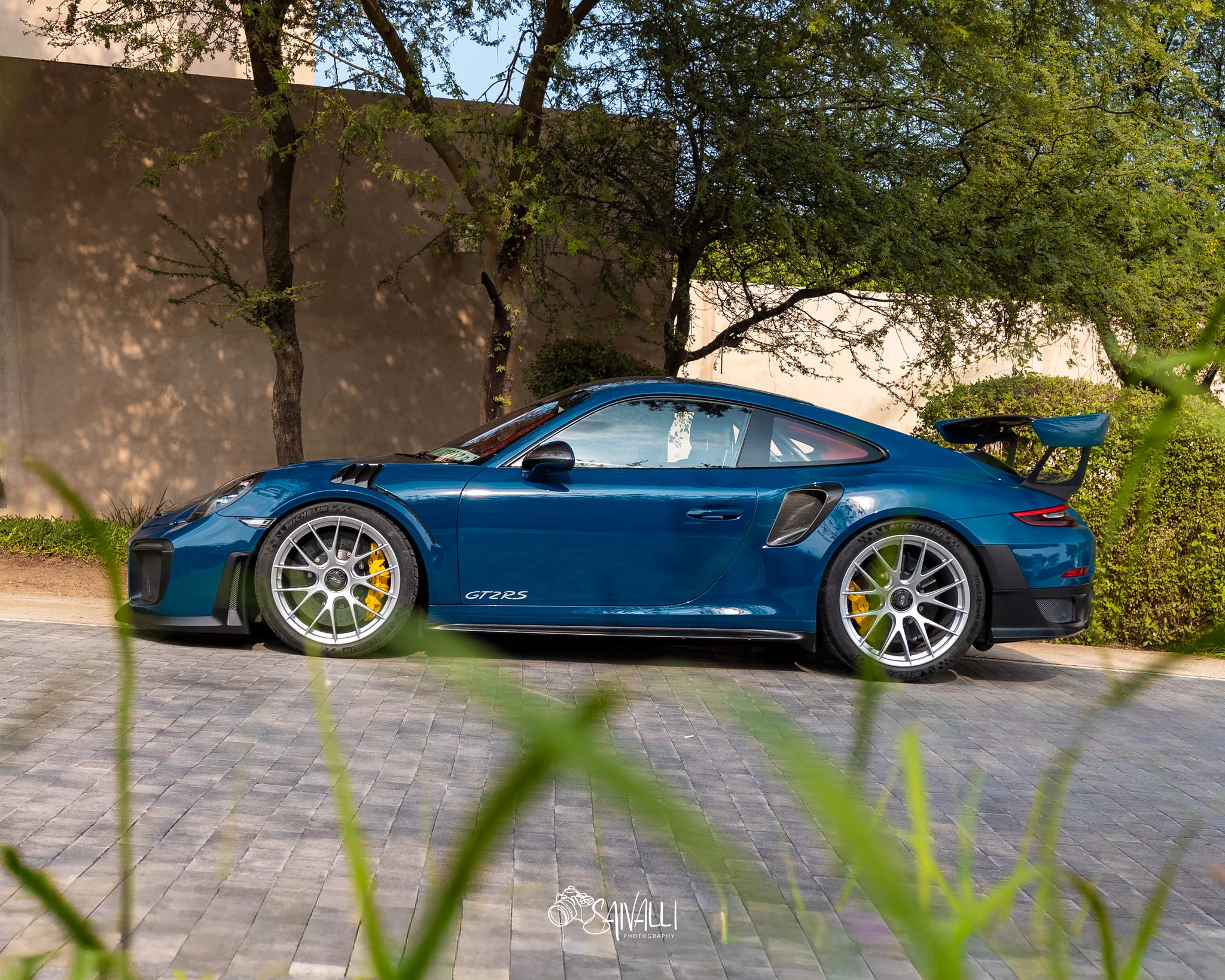Pantone 296C Porsche 911 GT2 RS