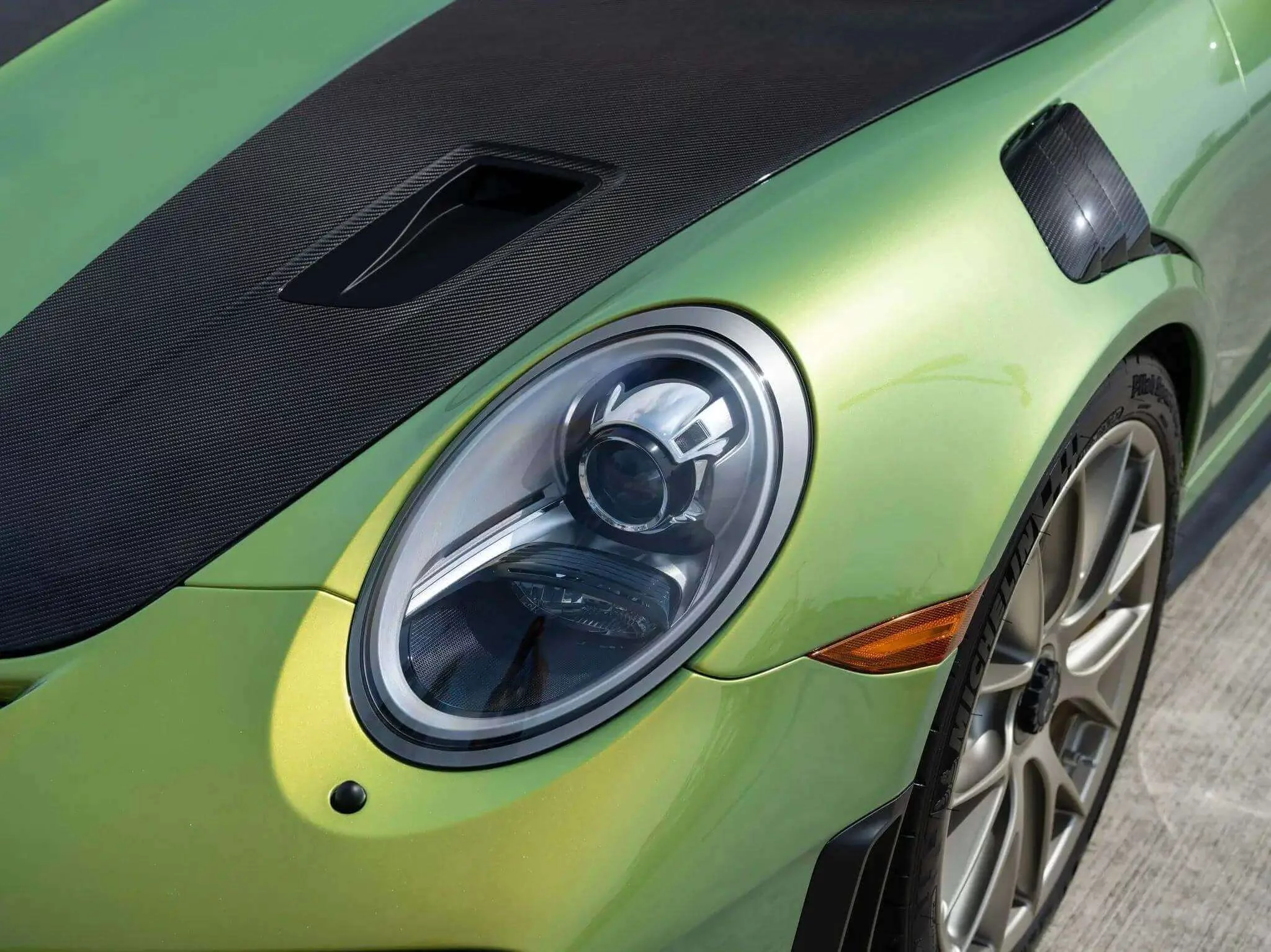 Python Green Chromaflair Porsche 911 GT2 RS