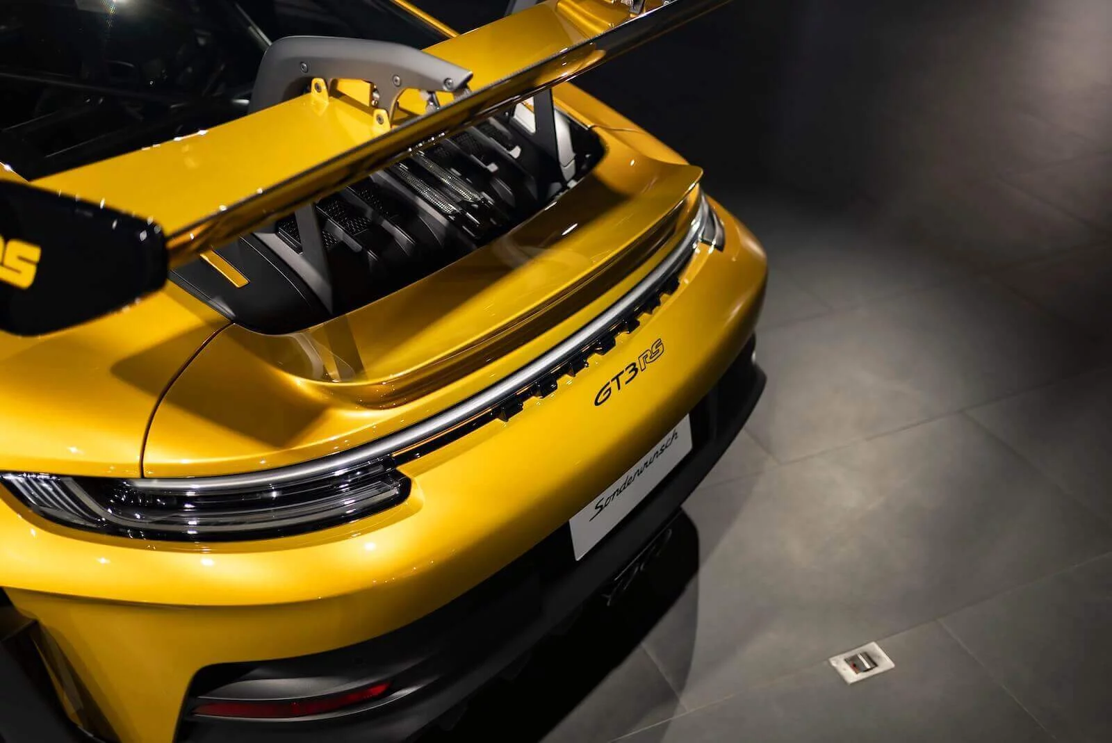 Explosive Gold Chromaflair Porsche 911 GT3 RS