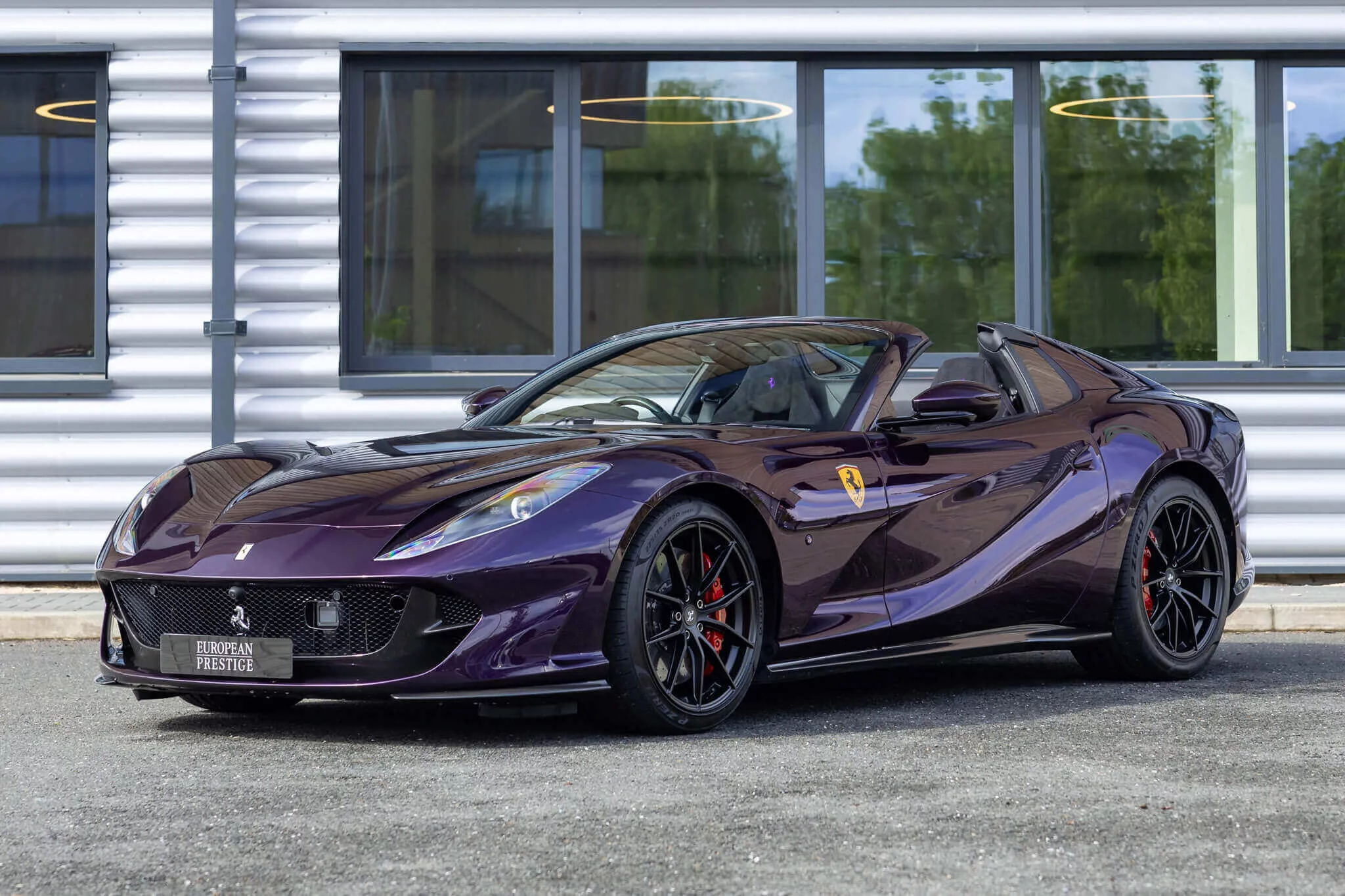 Viola Hong Kong Ferrari 812