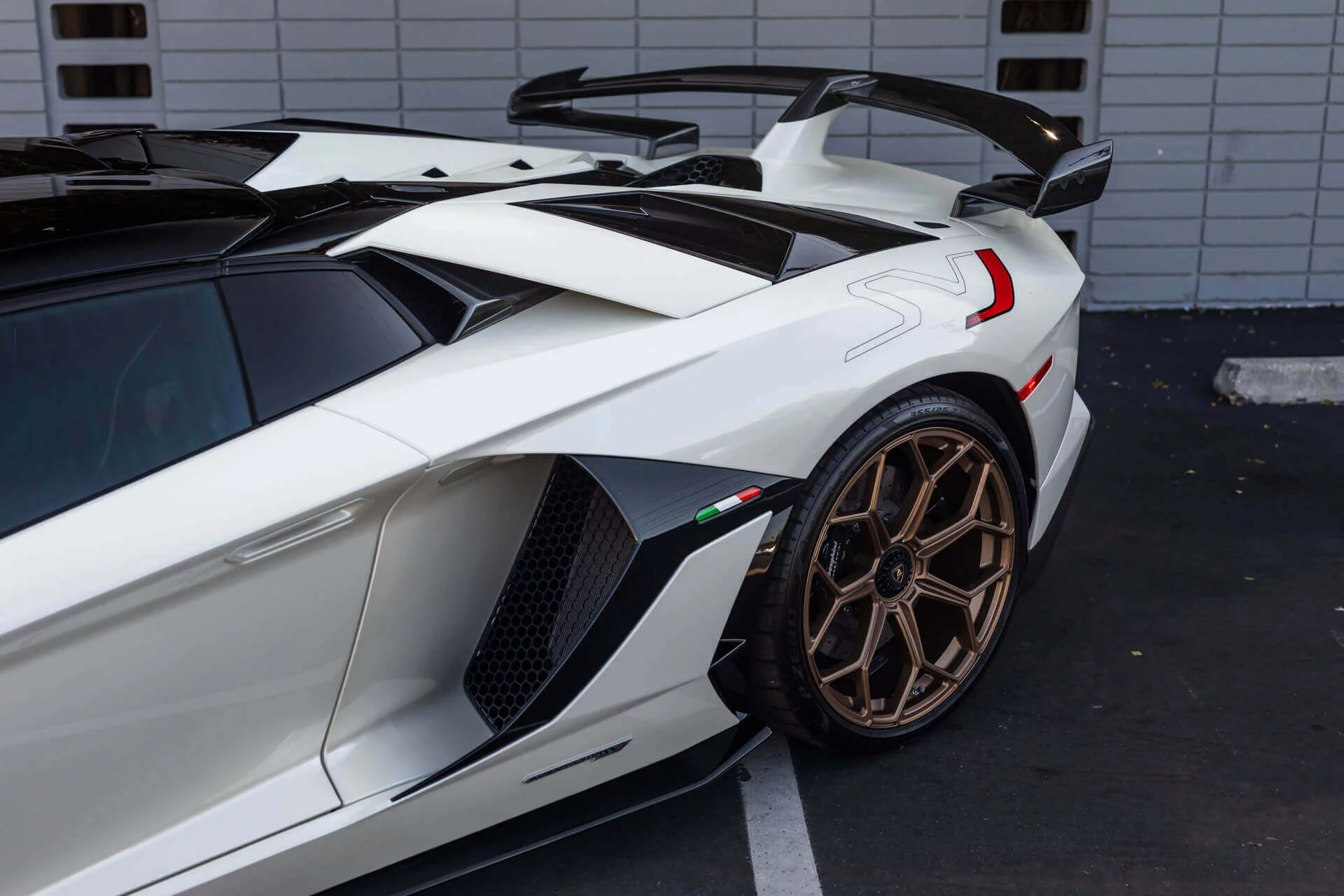Balloon White Lamborghini Aventador