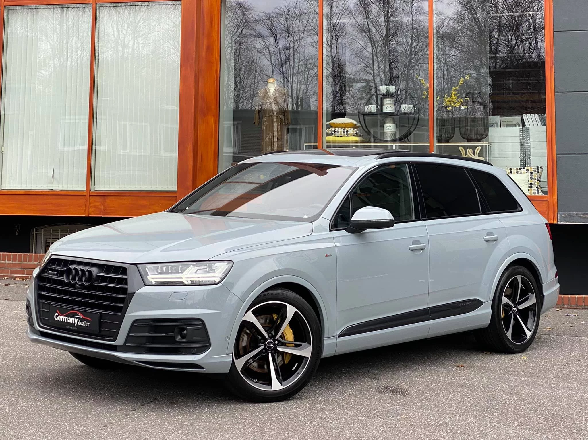 Arrow Grey Audi Q7