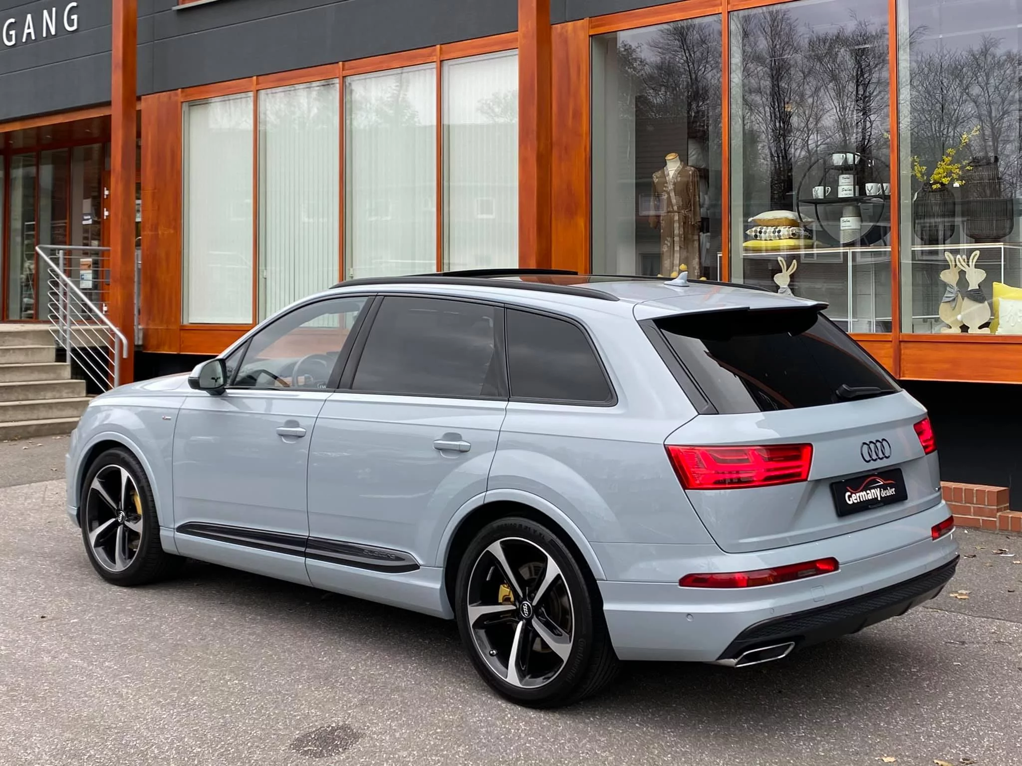 Arrow Grey Audi Q7